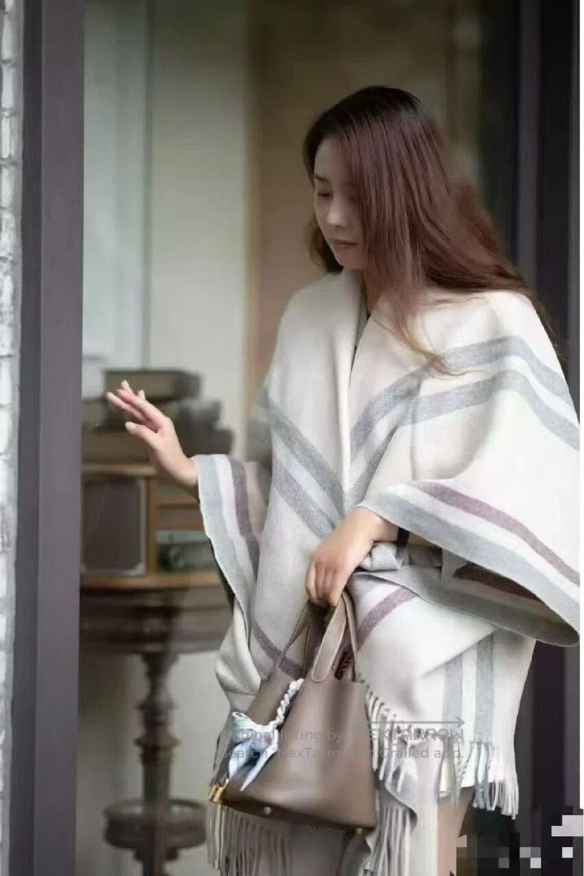 Max Mara Maxmara Wool Cape Shawl Poncho. Size M / US 6-8 / IT 42-44 - 3 Thumbnail