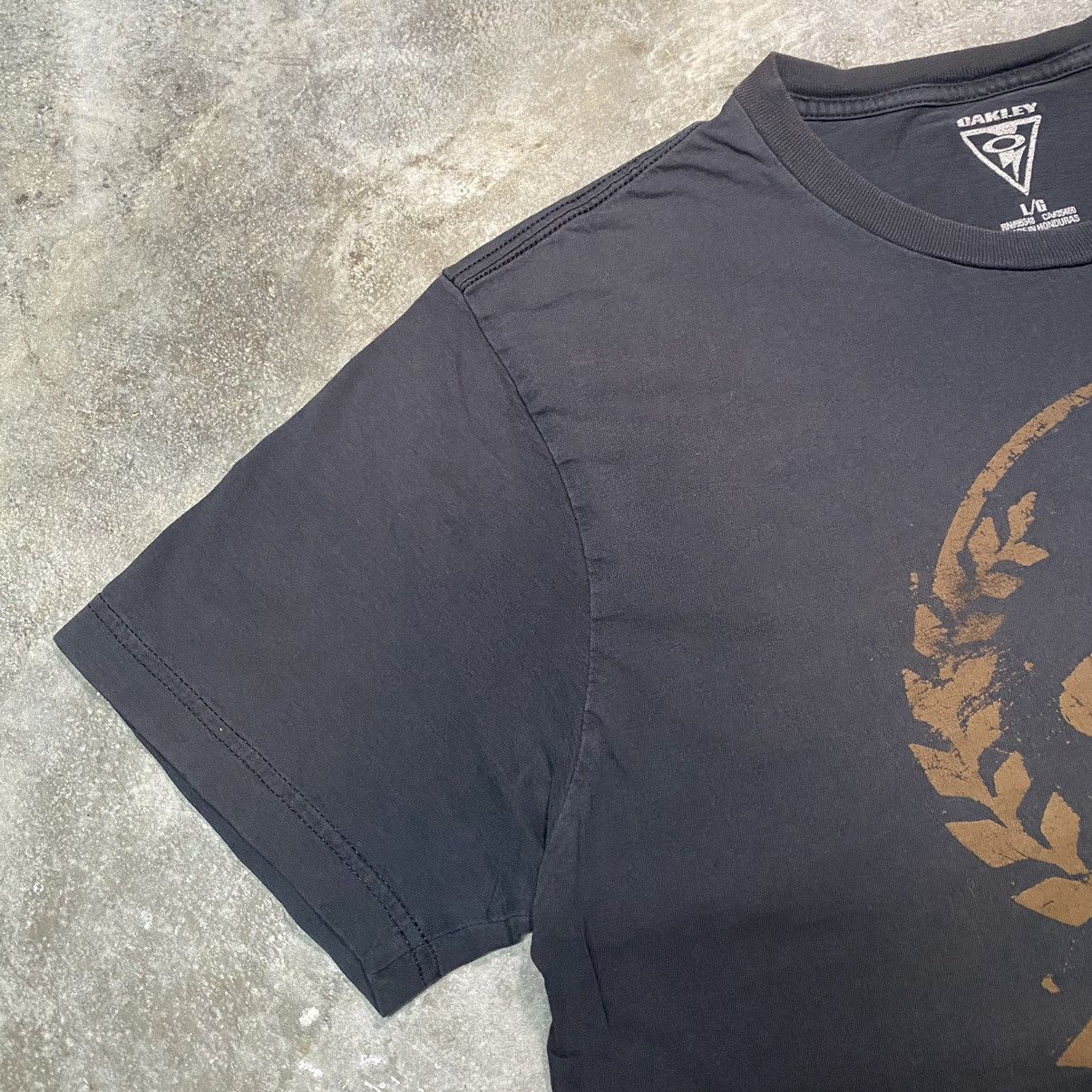 Oakley y2k Oakley Lightning Graphic Streetwear T Shirt Size US L / EU 52-54 / 3 - 5 Thumbnail