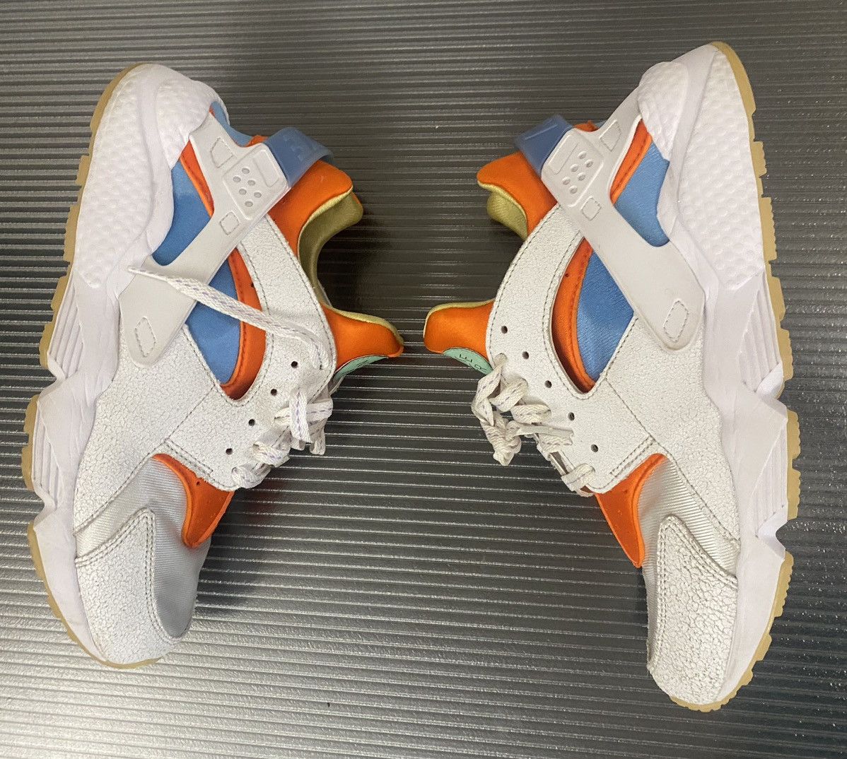 Nike Nike air huarache safety orange runners 10.5 Size US 10.5 / EU 43-44 - 4 Thumbnail