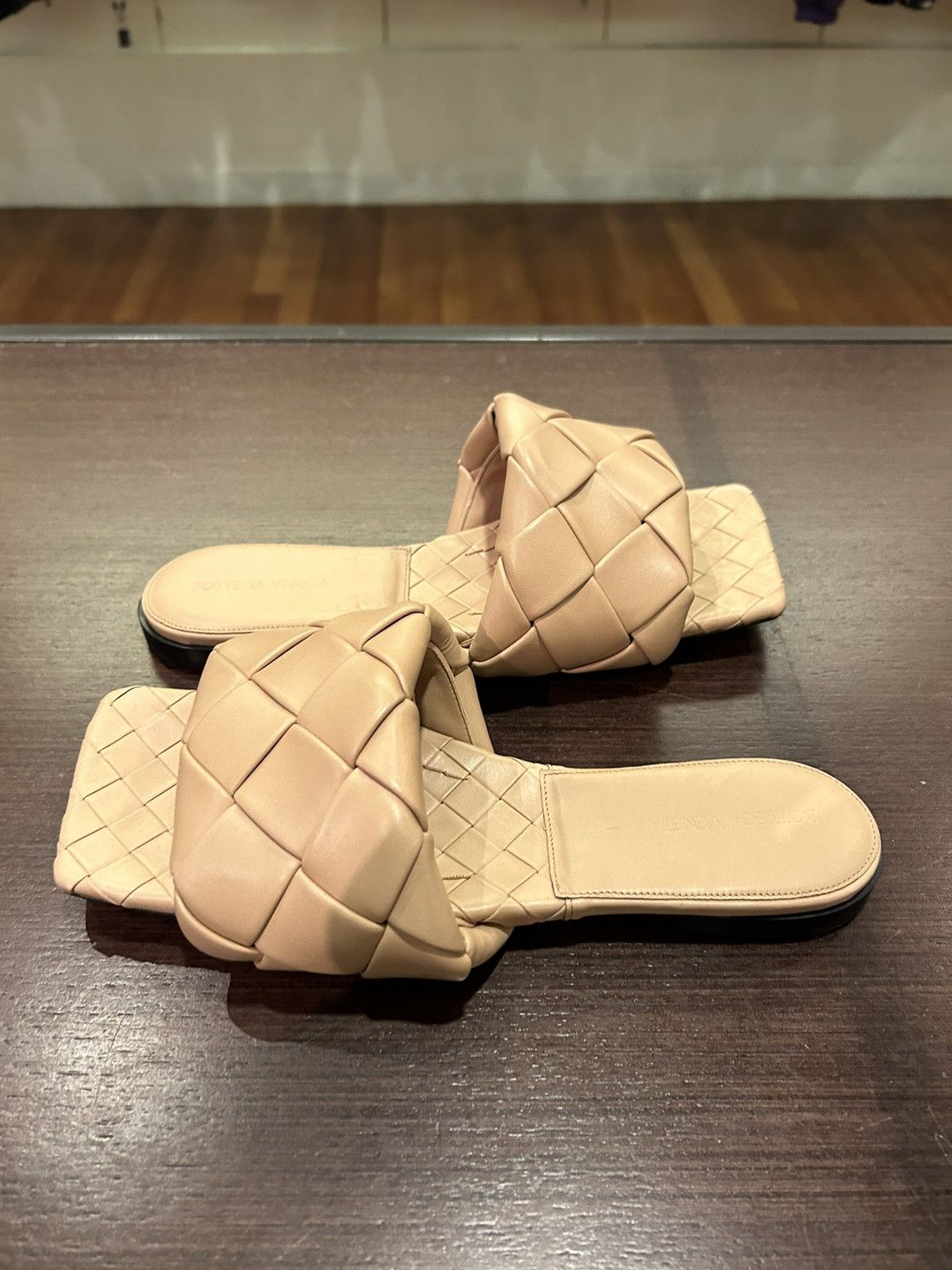 Bottega Veneta Bottega Veneta Lido Intrecciato Flat Sandals Cream Size US 11 / IT 41 - 1 Thumbnail
