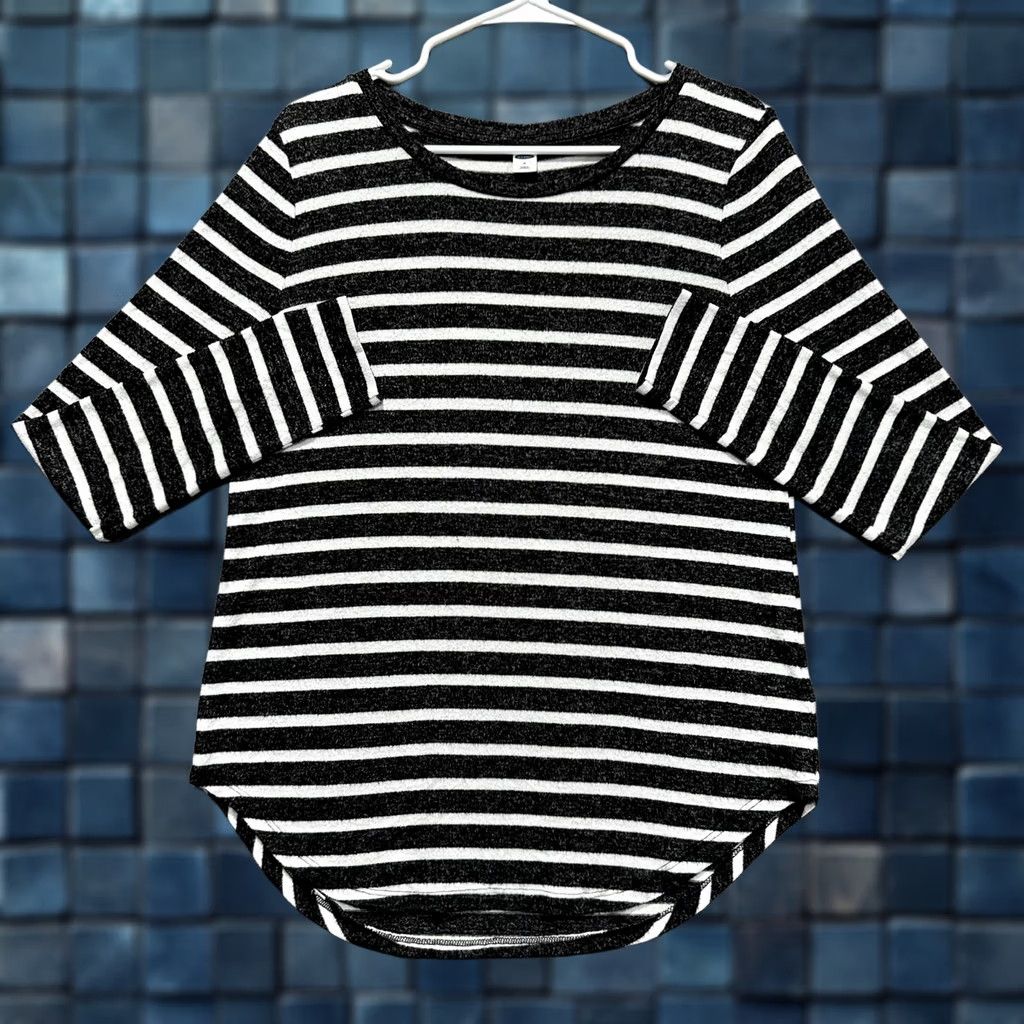 Old Navy Old Navy Shirt Womens M Black White Striped Relaxed Plush-Knit Tee Rayon Blend Size M / US 6-8 / IT 42-44 - 1 Thumbnail