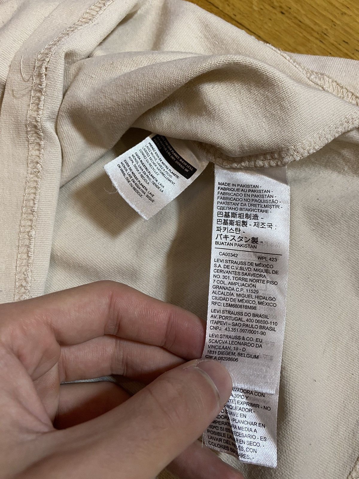 Levi's Levi’s centre logo beige Tee - Size M Size US M / EU 48-50 / 2 - 7 Thumbnail