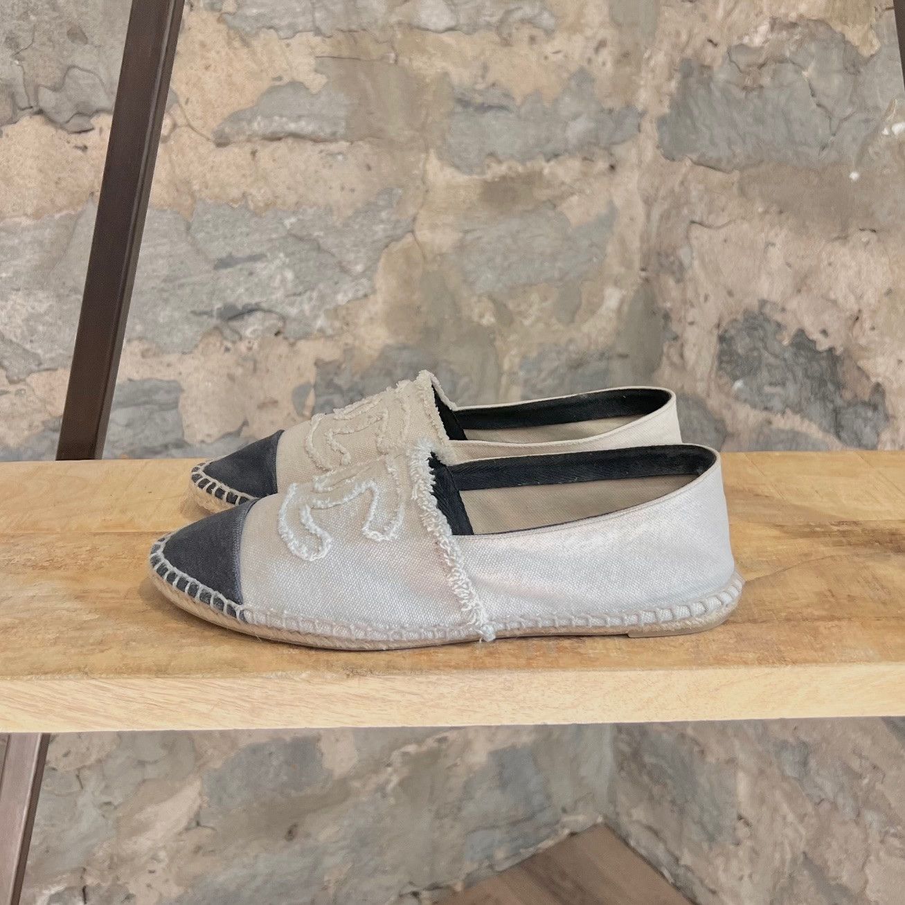 Chanel Chanel Ivory Cloth CC Grey Cap Toe Espadrilles Size US 11 / IT 41 - 3 Thumbnail