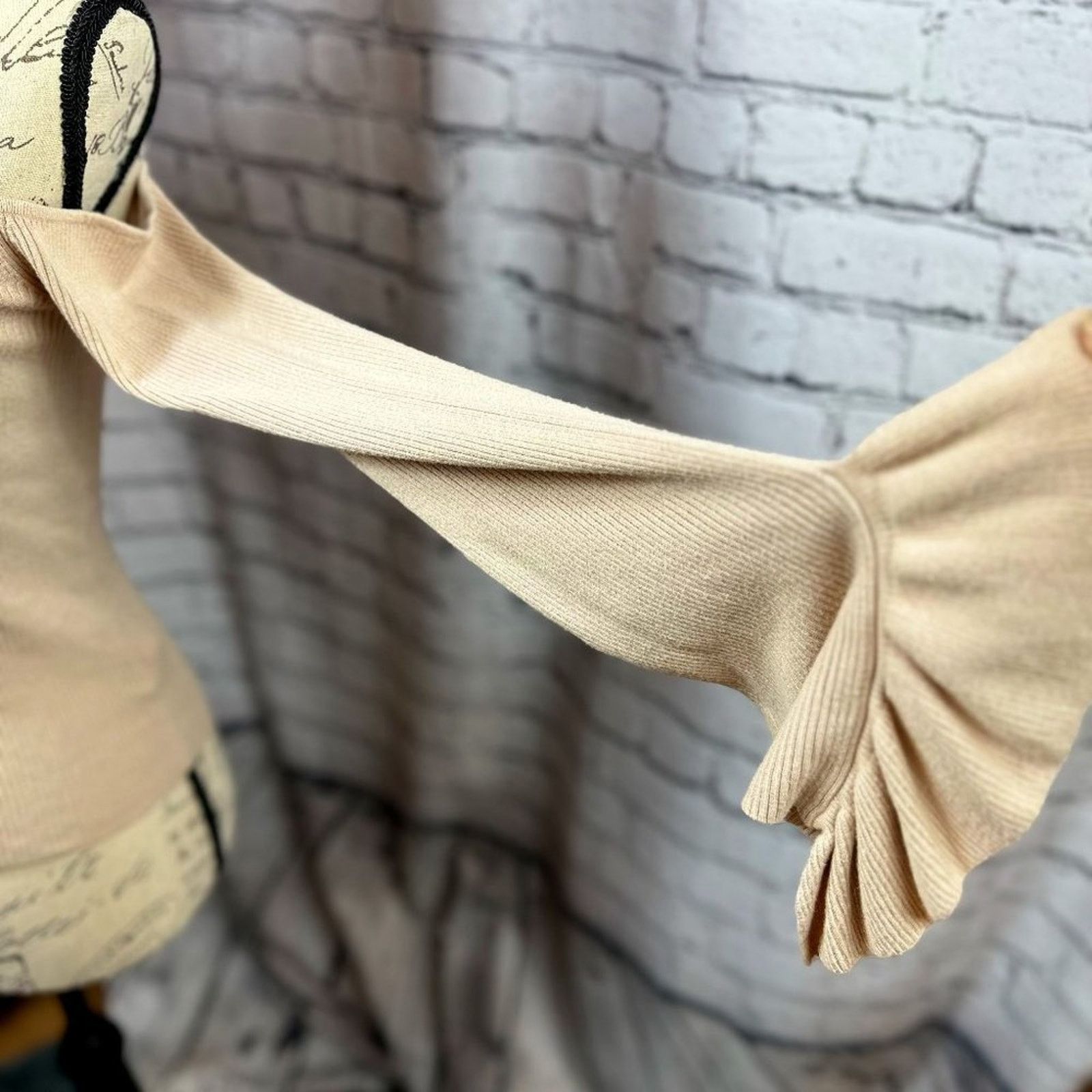 Express Express Cold Shoulder V Neck Bell Sleeve Sweater Blush M Size M / US 6-8 / IT 42-44 - 11 Thumbnail