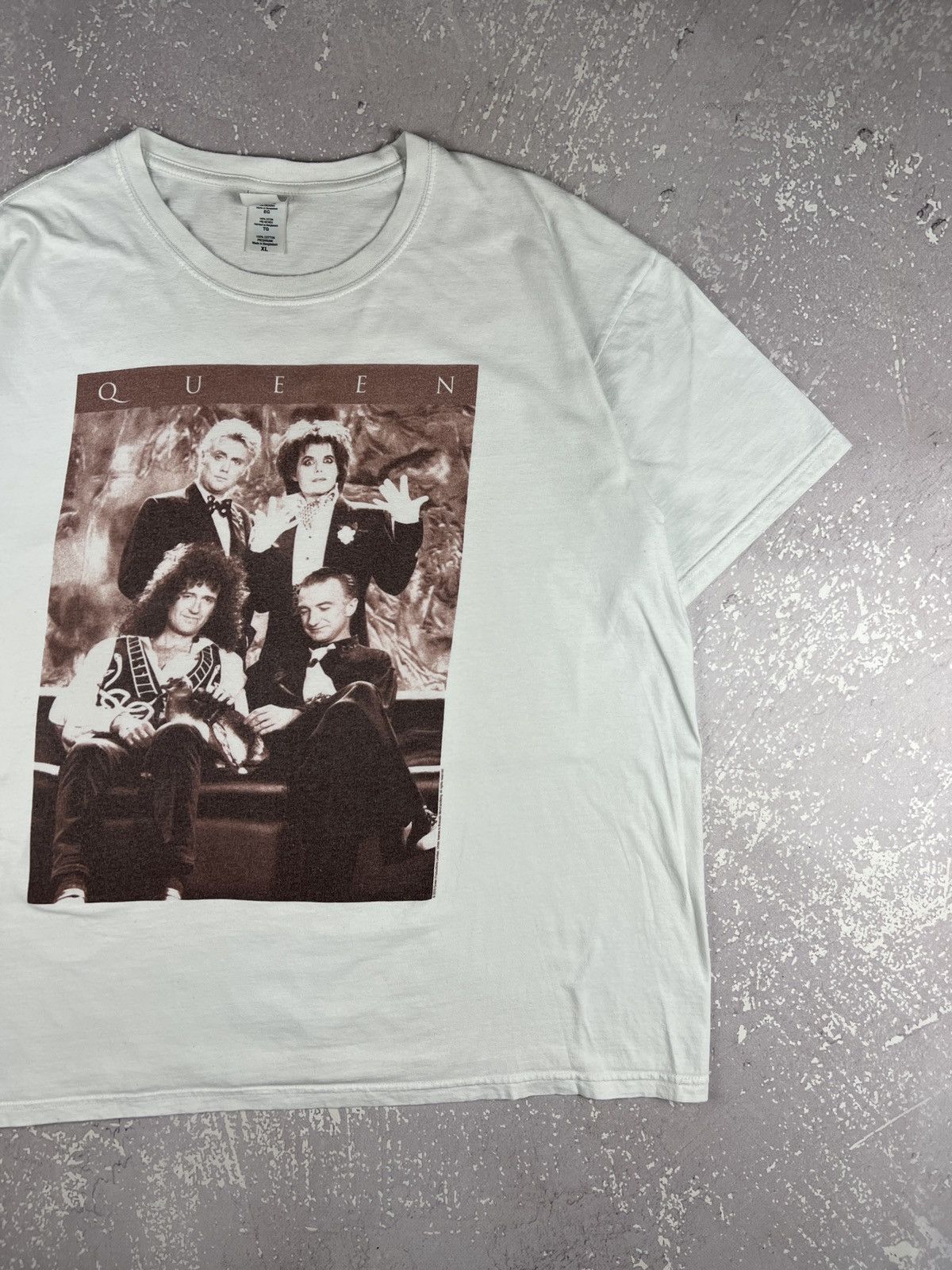 Band Tees Vintage Y2K Queen Band Promo Logo T Shirt Mens XL White Size US XL / EU 56 / 4 - 2 Thumbnail