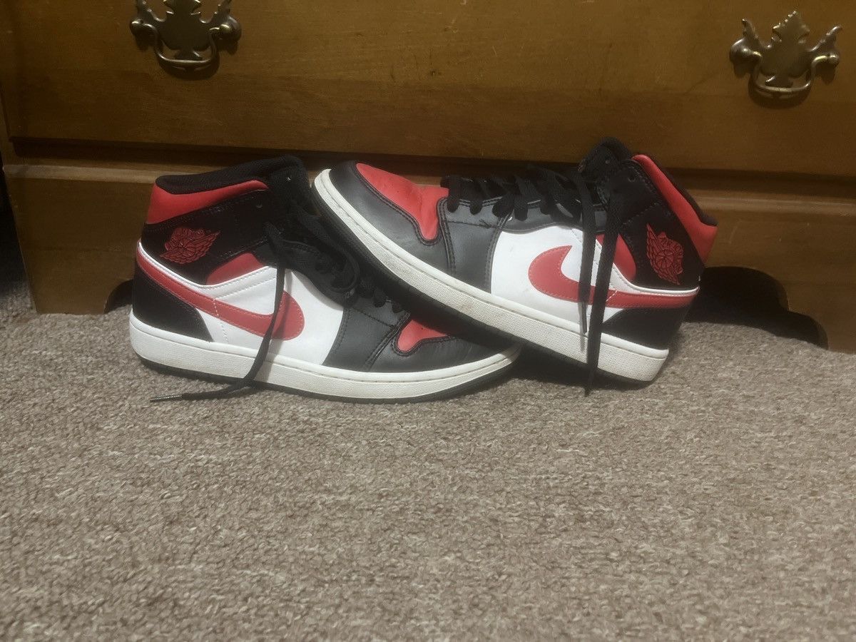 Jordan Brand Jordan 1 Mid Bred Toe Size US 9 / EU 42 - 1 Thumbnail