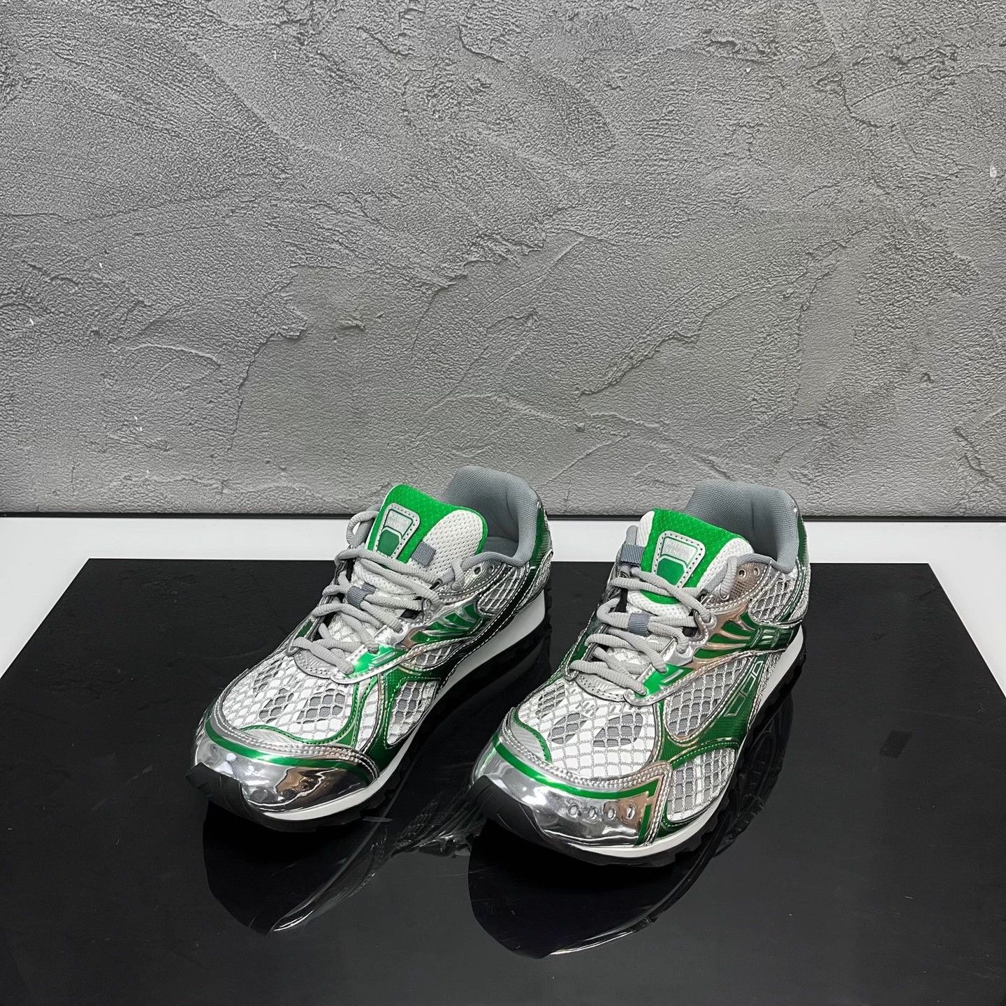 BV Orbit Parakeet Sneakers 40 BNIB