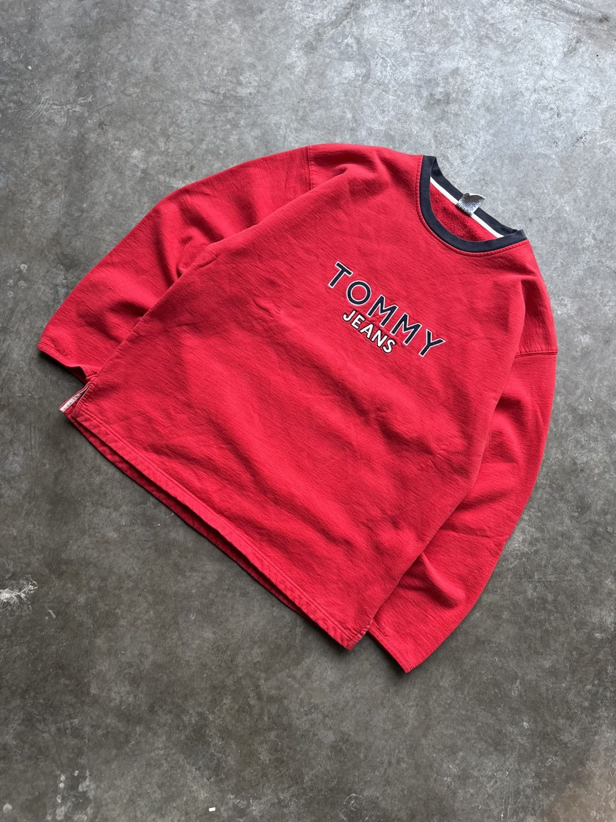 Tommy Hilfiger × Vintage Vintage 90’s/Y2K Faded Red Tommy Hilfiger Boxy Sweatshirt Size US XL / EU 56 / 4 - 1 Thumbnail
