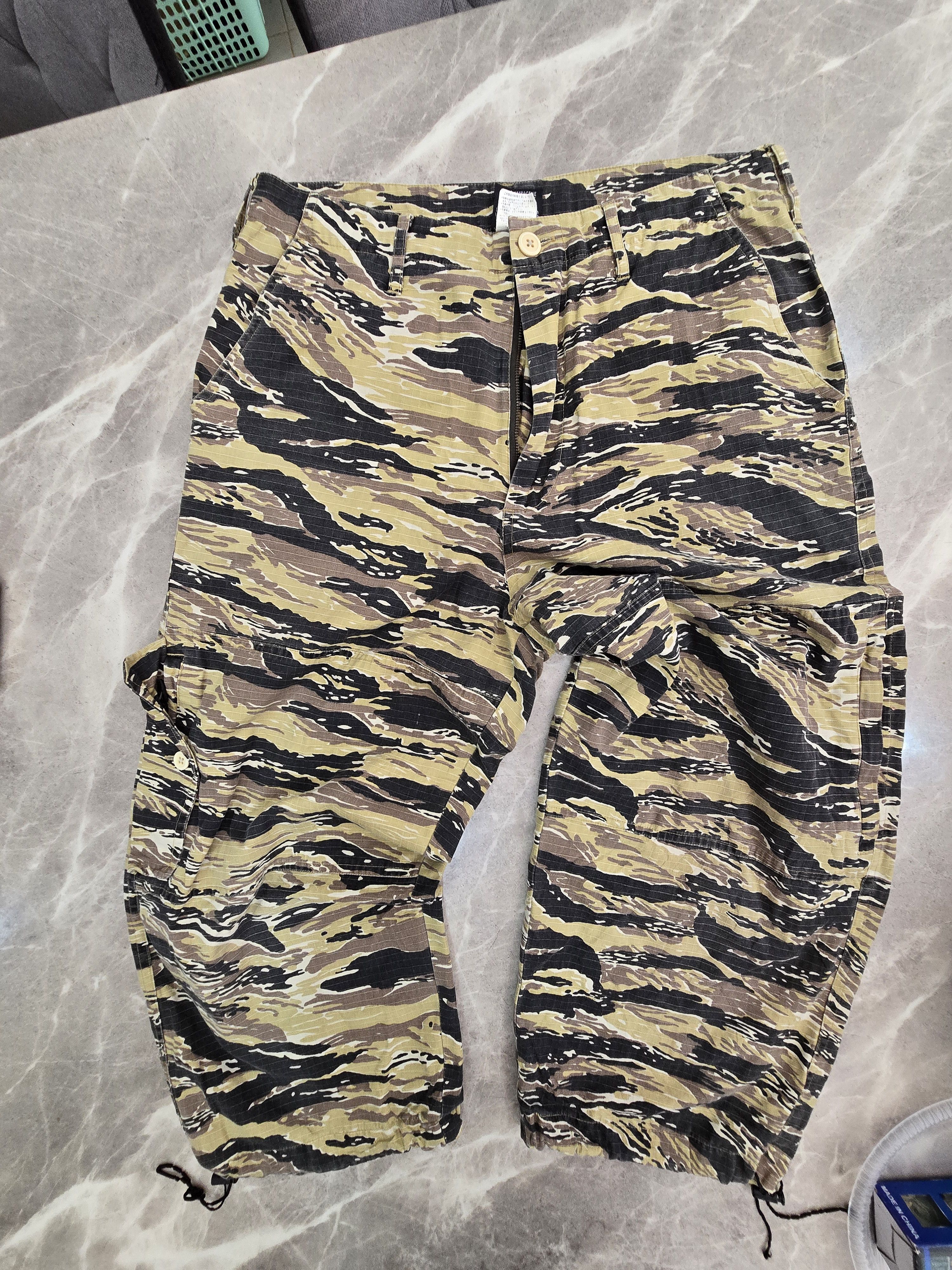 Japanese Brand Mens 3/4 Length Tiger stripe Camouflage Cargo Pants Size US 31 - 1 Thumbnail