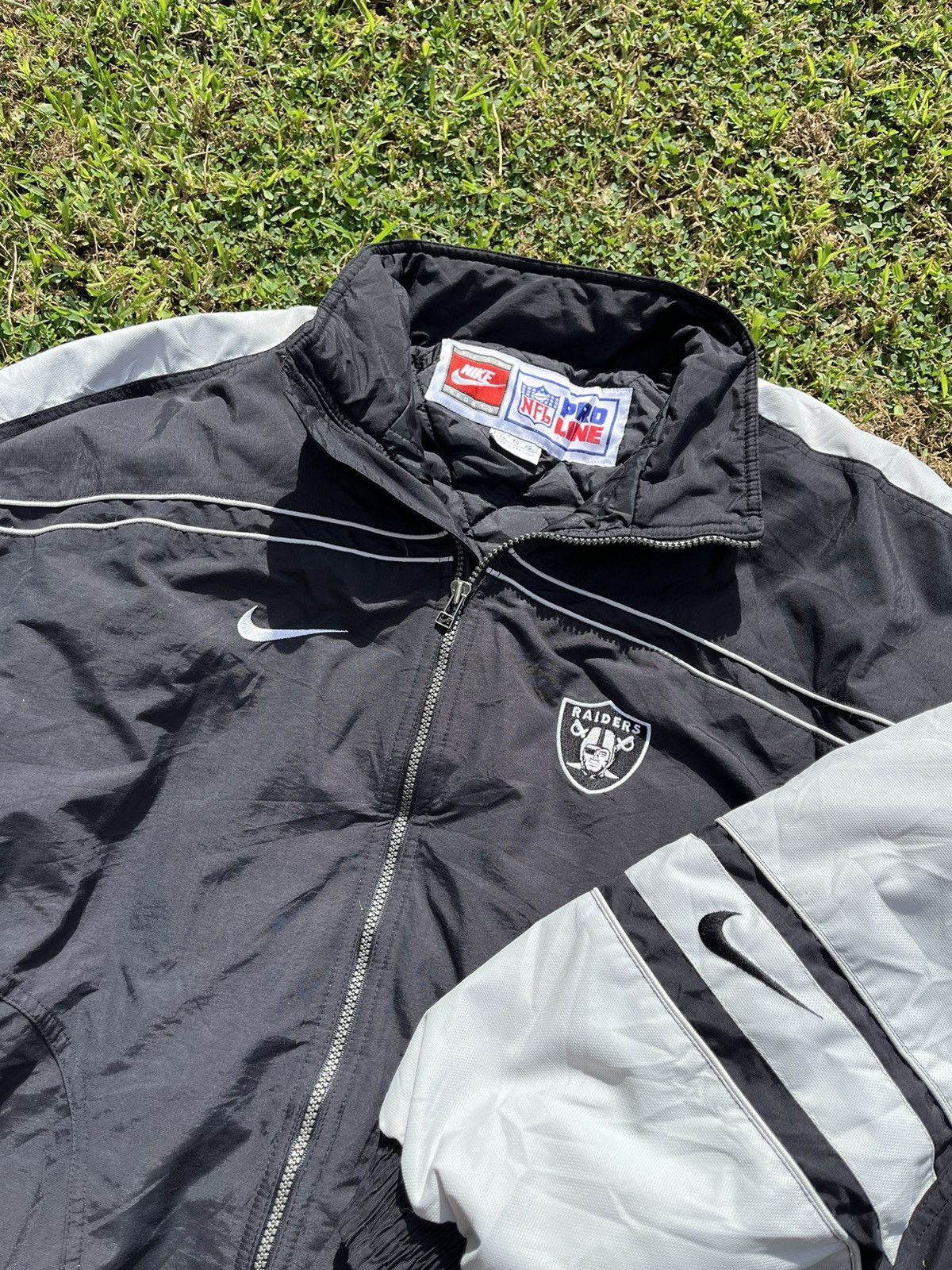 Nike Vintage Nike Team Raiders NFL Pro Line Puffer Jacket Size US XL / EU 56 / 4 - 1 Thumbnail