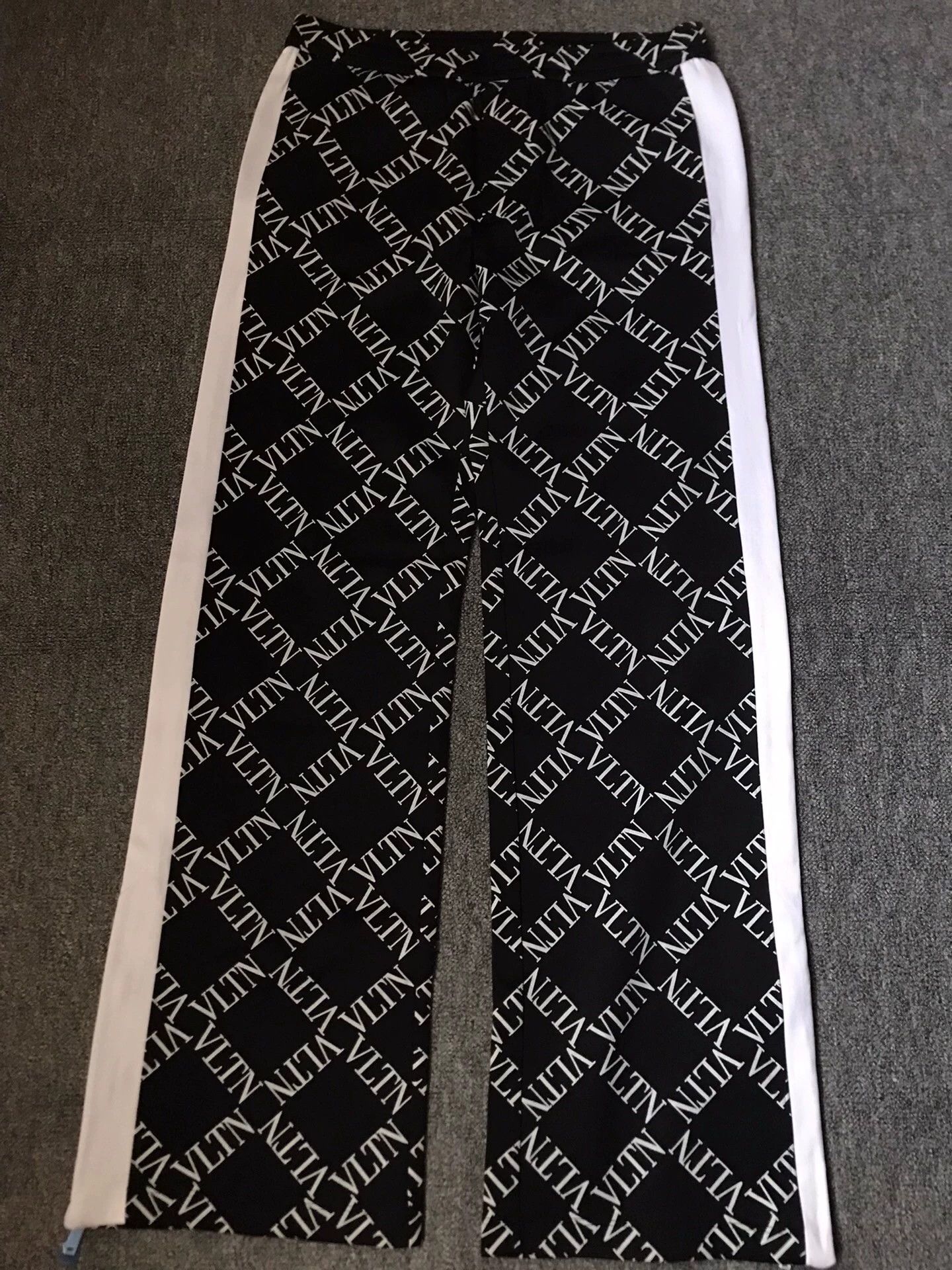 Valentino Valentino Drawstring Waist Zip Cuff VLTN Print Pants Size L Size US 34 / EU 50 - 1 Thumbnail