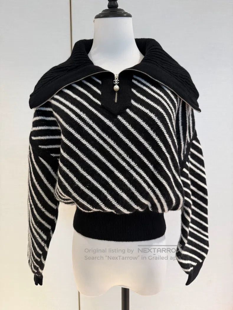 Chanel Chanel 21B black and white oblique striped shawl knitted s Size XXS / US 00 / IT 34 - 1 Thumbnail