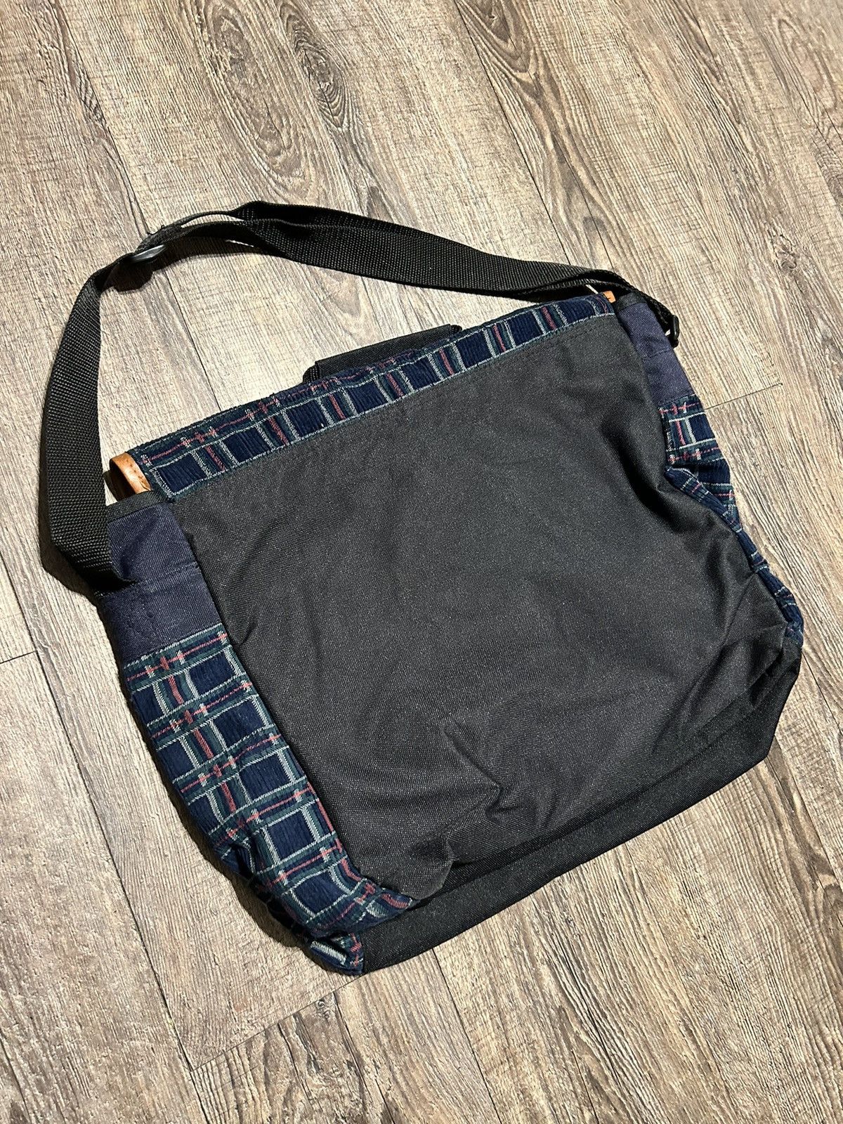 Cartoon Network Rare Vintage Winnie the Pooh Laptop/book bag Size ONE SIZE - 4 Thumbnail