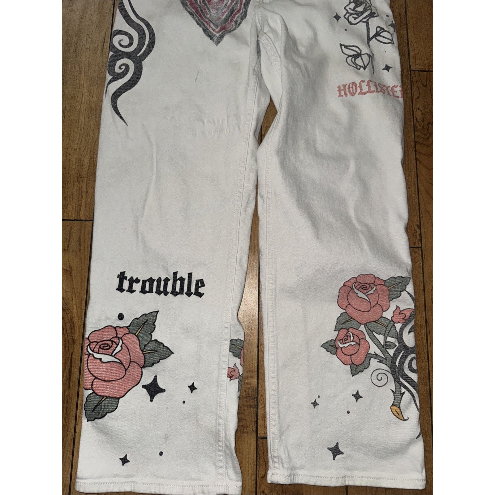 Hollister Hollister Ultra High Rise White Graphic Jeans Size 7R 28x31 Size 28" / US 6 / IT 42 - 2 Thumbnail