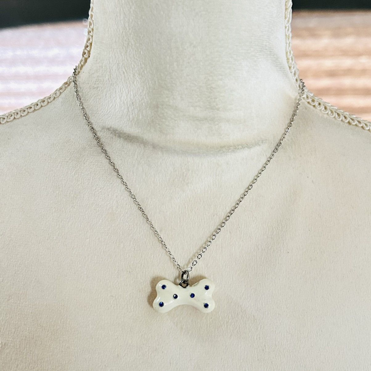 Vintage Ivory enamel solid metal dog bone pendant on chain necklace Size ONE SIZE - 2 Thumbnail
