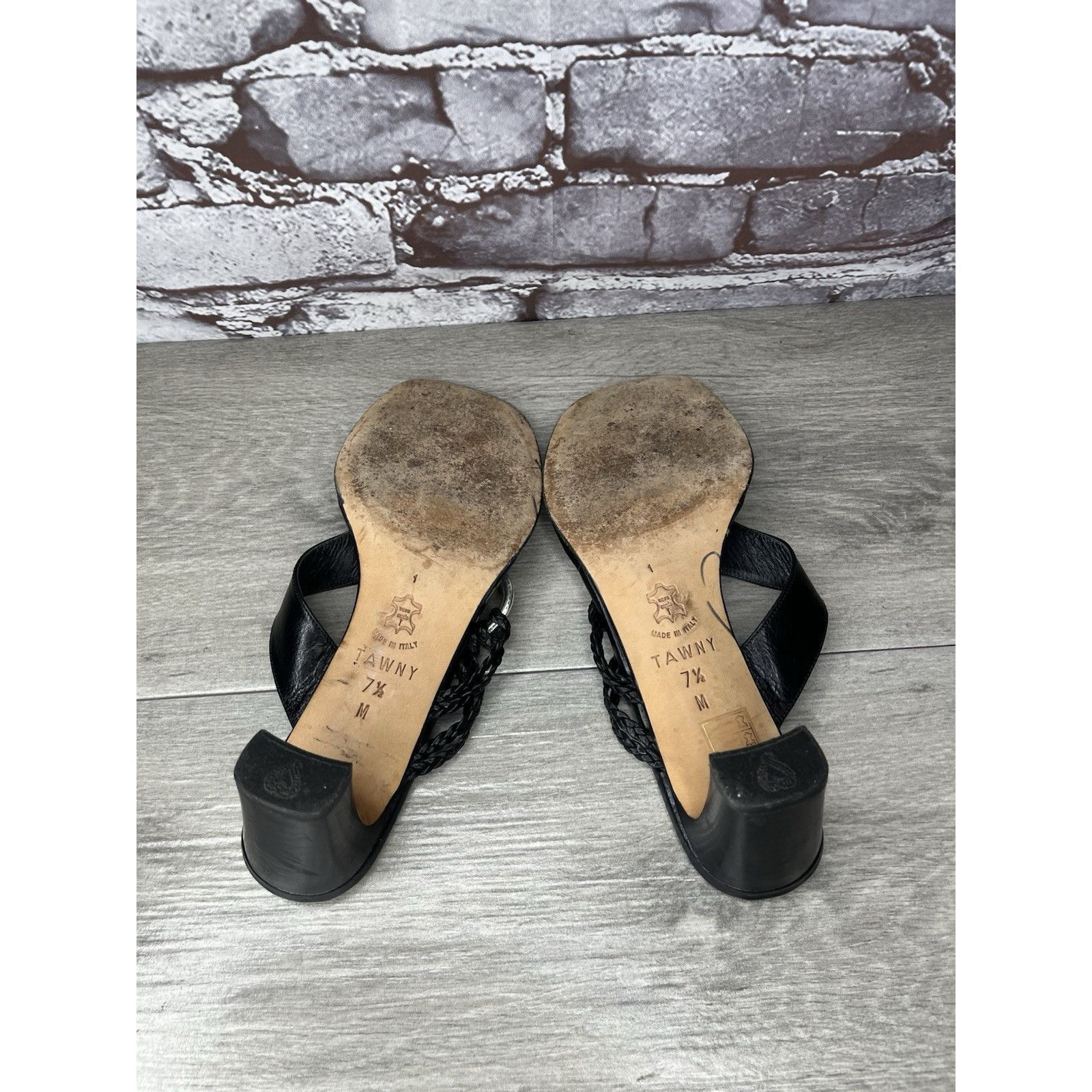 Brighton Brighton Tawny Black Leather Heel Buckle Thong Italy Sandals Size US 7.5 / IT 37.5 - 7 Thumbnail