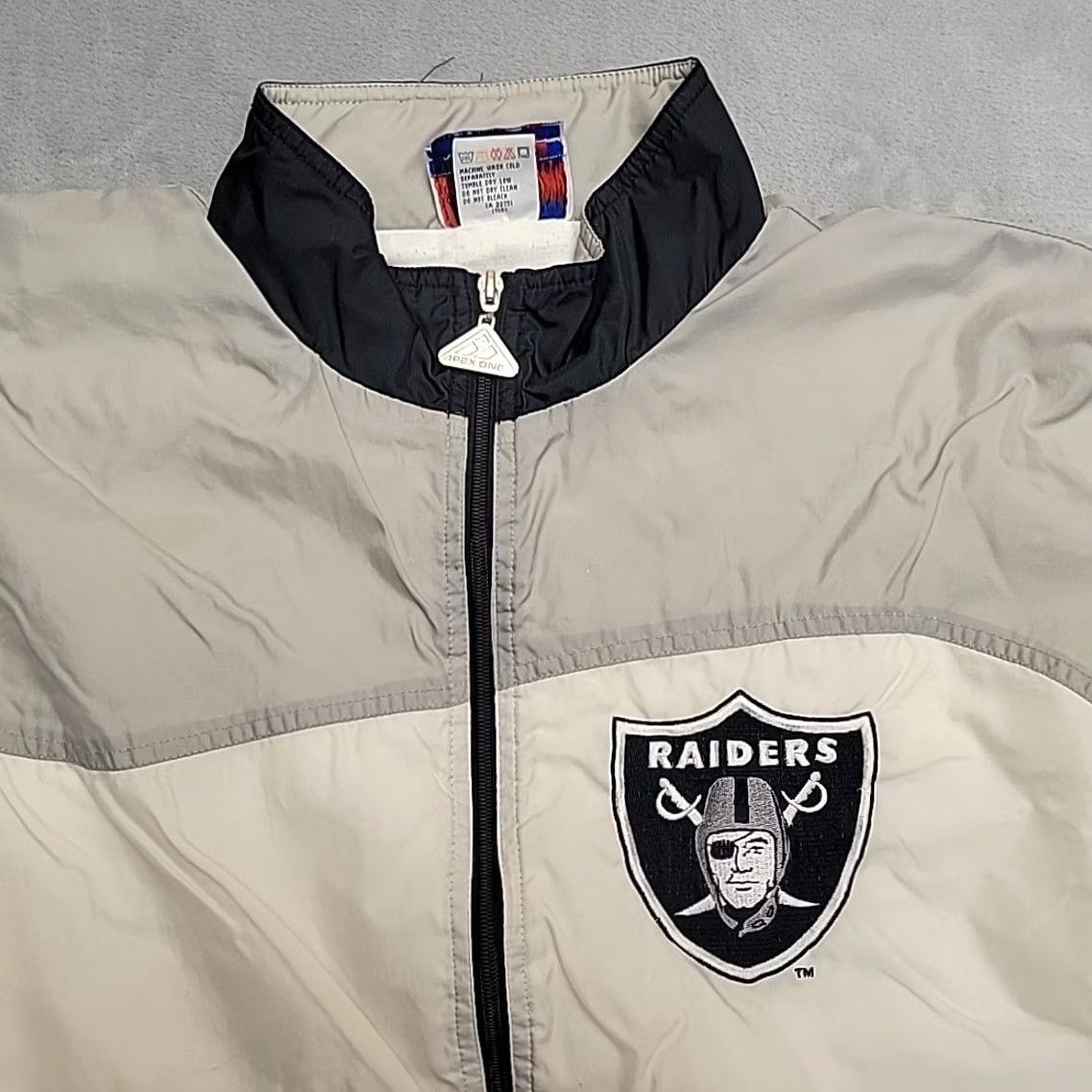 Vintage VINTAGE Apex One Raiders Jacket Windbreaker Mens Large Grey Black Streetwear Size US L / EU 52-54 / 3 - 4 Thumbnail