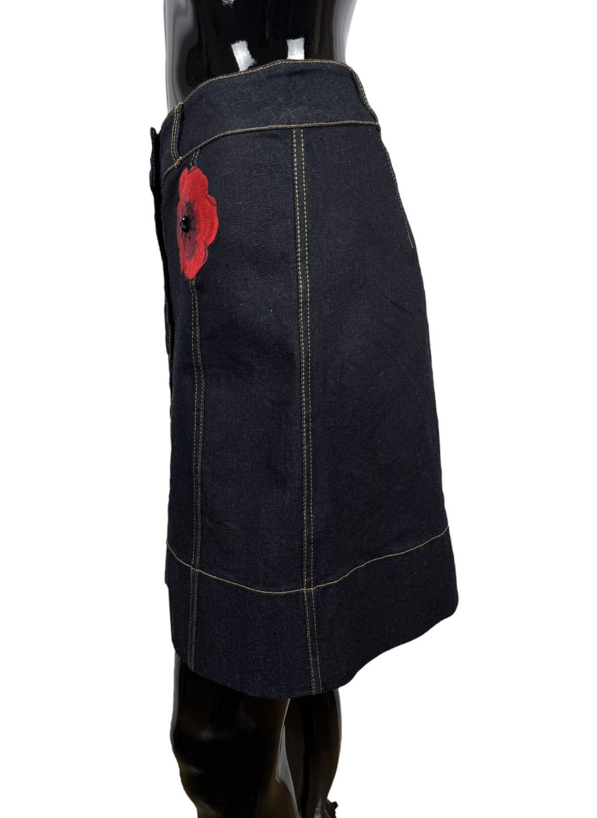 Kate Spade Kate Spade Denim Skirt Embroidered Flowers size 4 Size 36" / US 14 / IT 50 - 4 Thumbnail