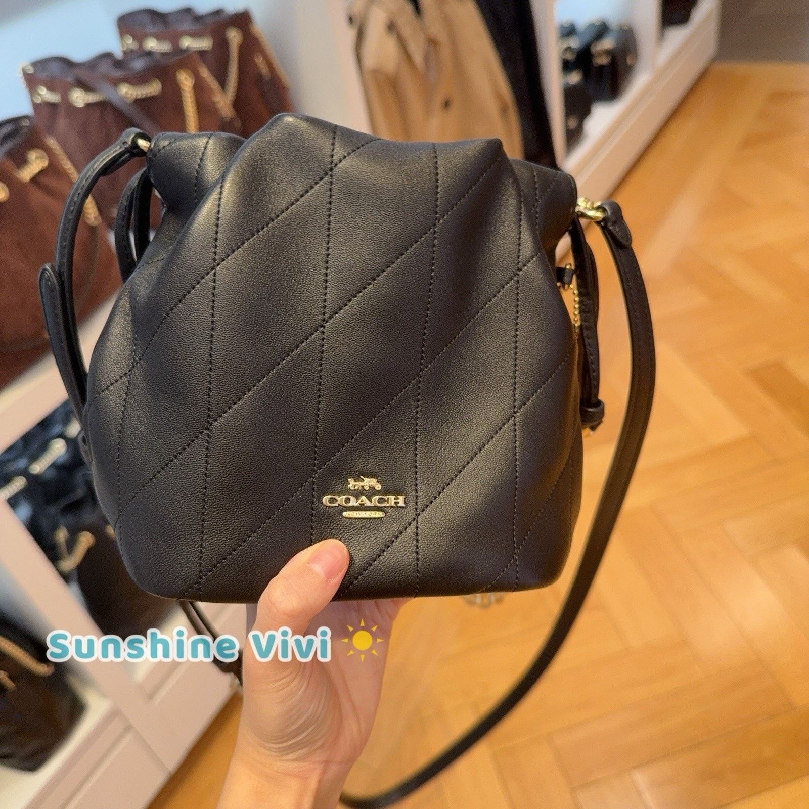 Coach NWT Coach Faye Mini Drawstring Bag CDB69 Gold /Black leather Size ONE SIZE - 4 Thumbnail