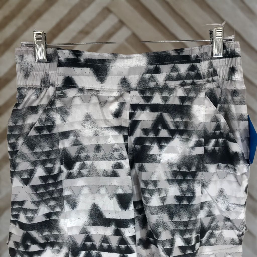 Triangl Columbia Omni-Freeze Active Shorts Black White Geometric Triangle Womens M Elastic Pockets Athletic Fit Geometric Southwest Outdoor Summer Spring Size 32" / US 10 / IT 46 - 1 Thumbnail