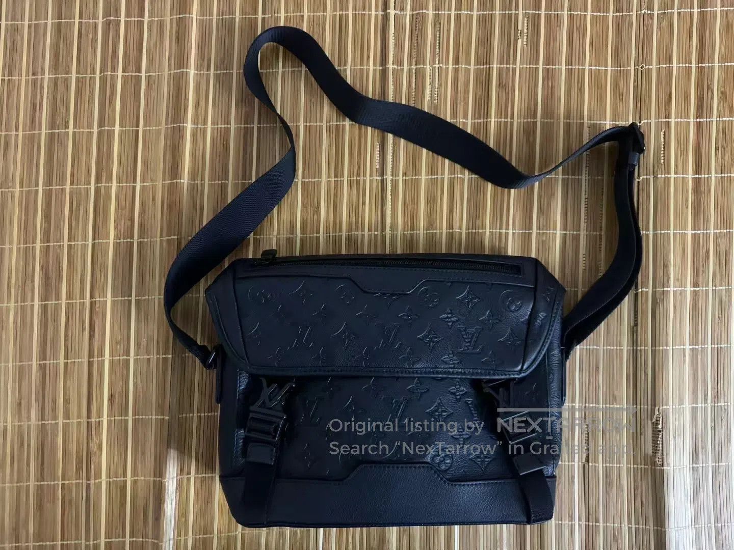 Louis Vuitton Louis Vuitton Black Tone-on-Tone Pattern Messenger Bag| Size ONE SIZE - 1 Thumbnail