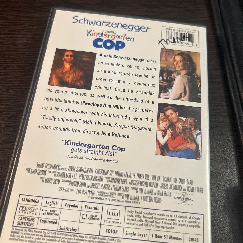 Universal Studios Unisex Universal Kindergarten Cop DVD One Size White Red Size US S / EU 44-46 / 1 - 3 Thumbnail