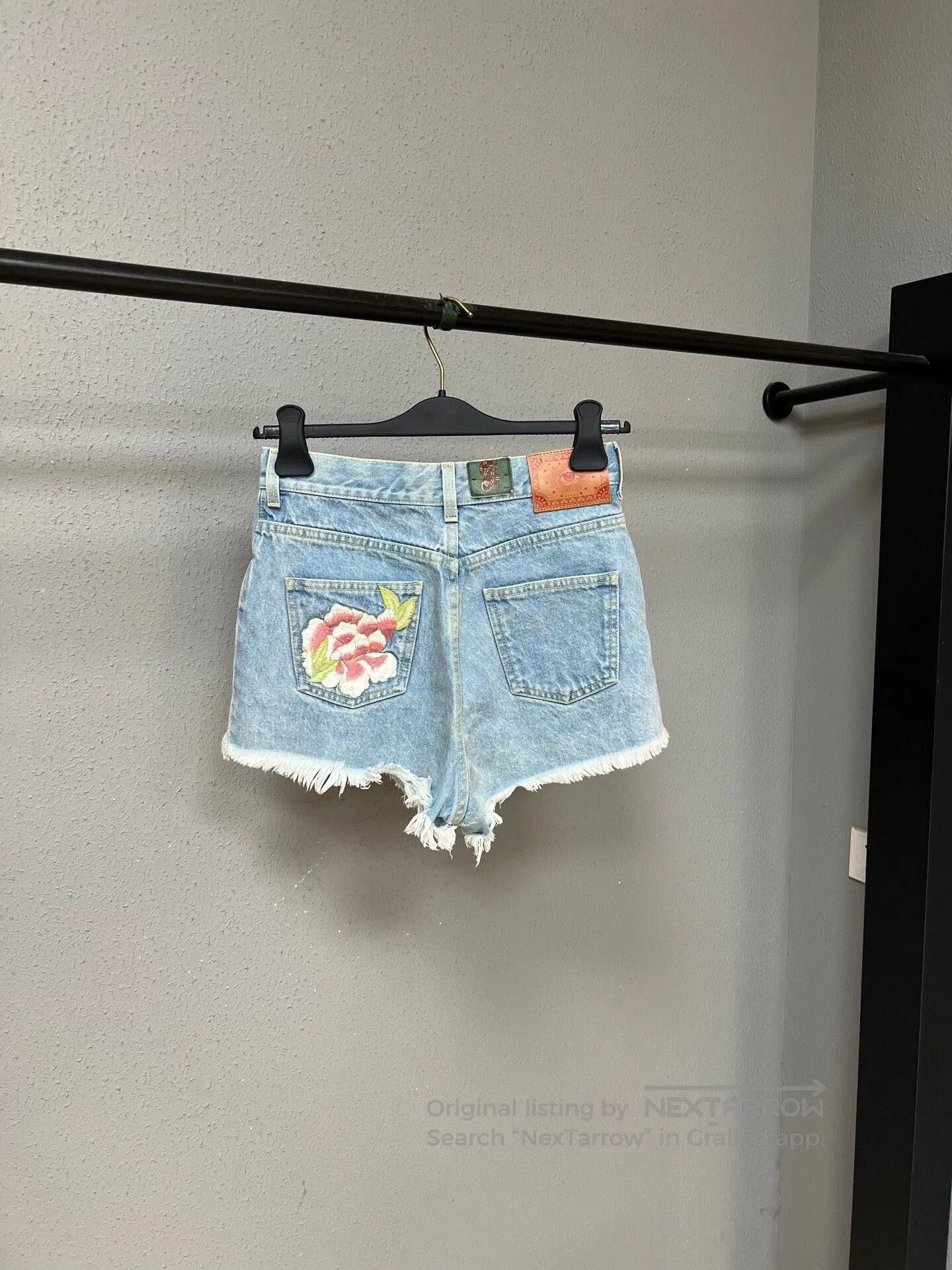 Gucci gucci floral embroidered denim shorts. Size 28" / US 6 / IT 42 - 2 Thumbnail