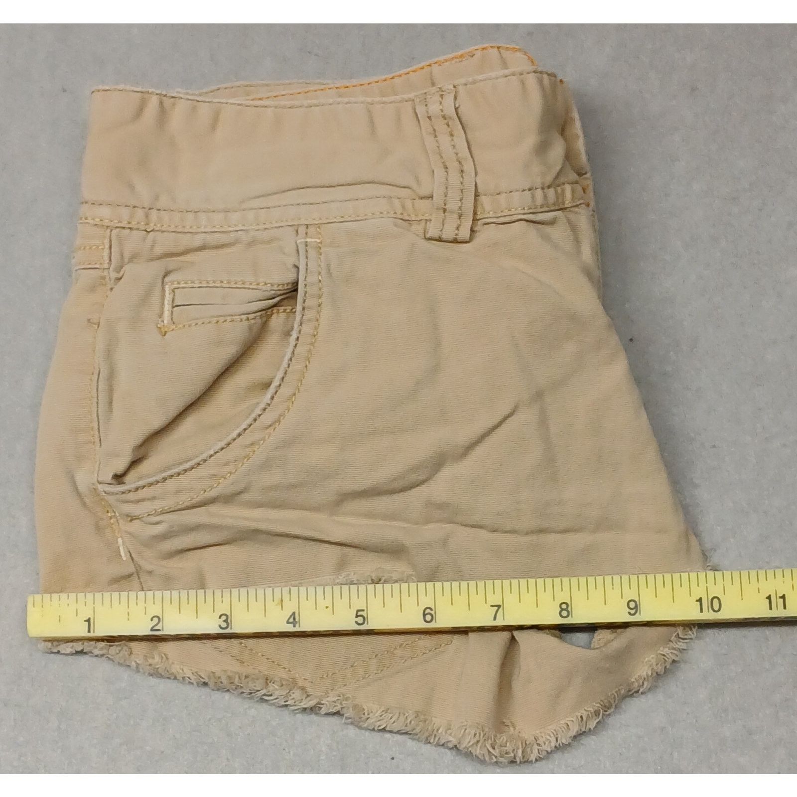 American Eagle Outfitters American Eagle (4) Mid Rise Beige Khaki Chino Shorts Size 27" / US 4 / IT 40 - 4 Thumbnail