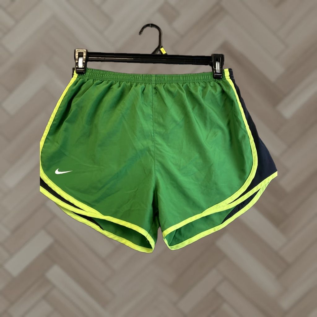 Nike Nike Shorts Womens L Green Athletic Elastic Waist 18Y Drawstring Lined /100-15 Size 36" / US 14 / IT 50 - 1 Thumbnail