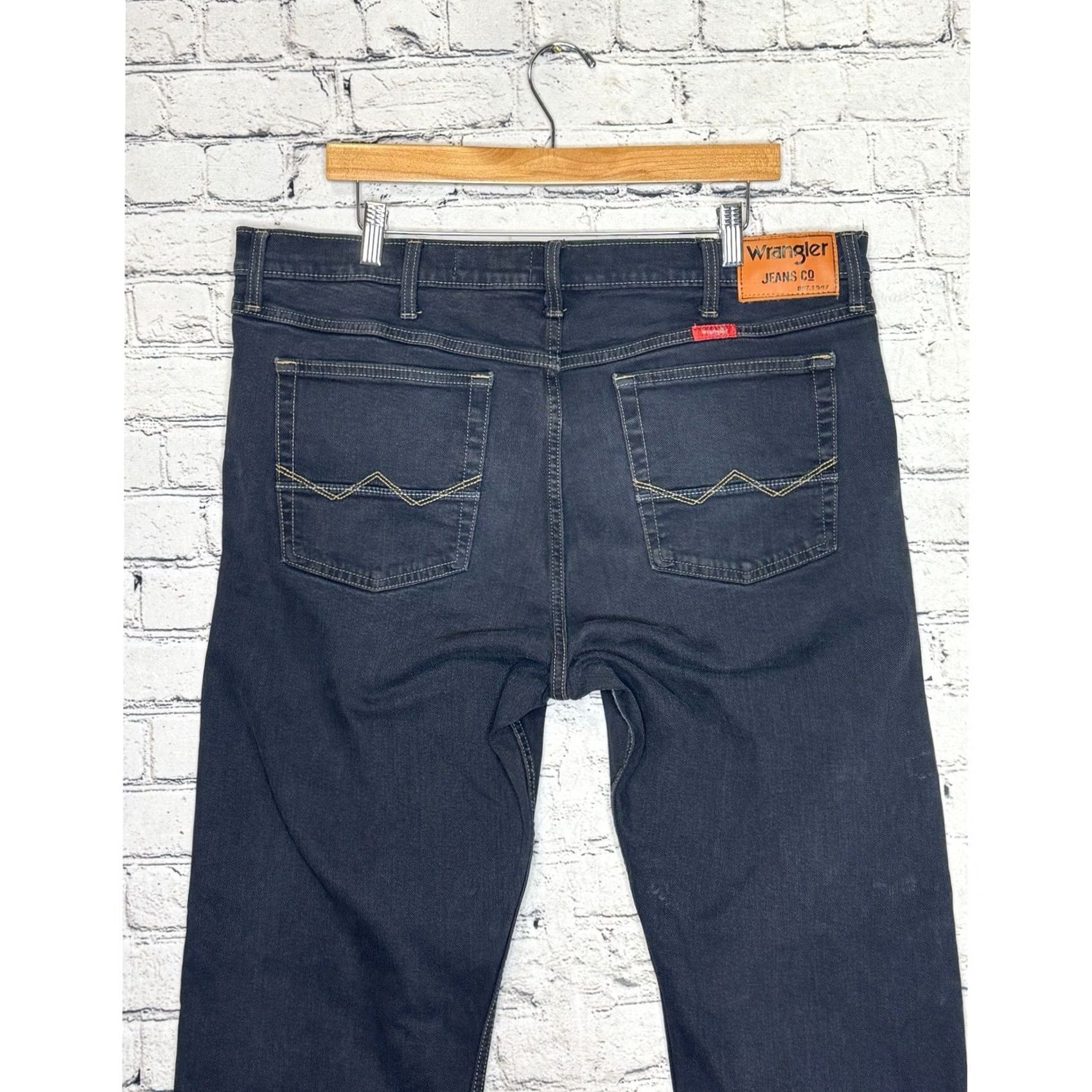 Wrangler Wrangler Jeans Dark Wash Relaxed Fit Mens 38x30 Leather? Wait: This is wrong. Size US 38 / EU 54 - 5 Thumbnail