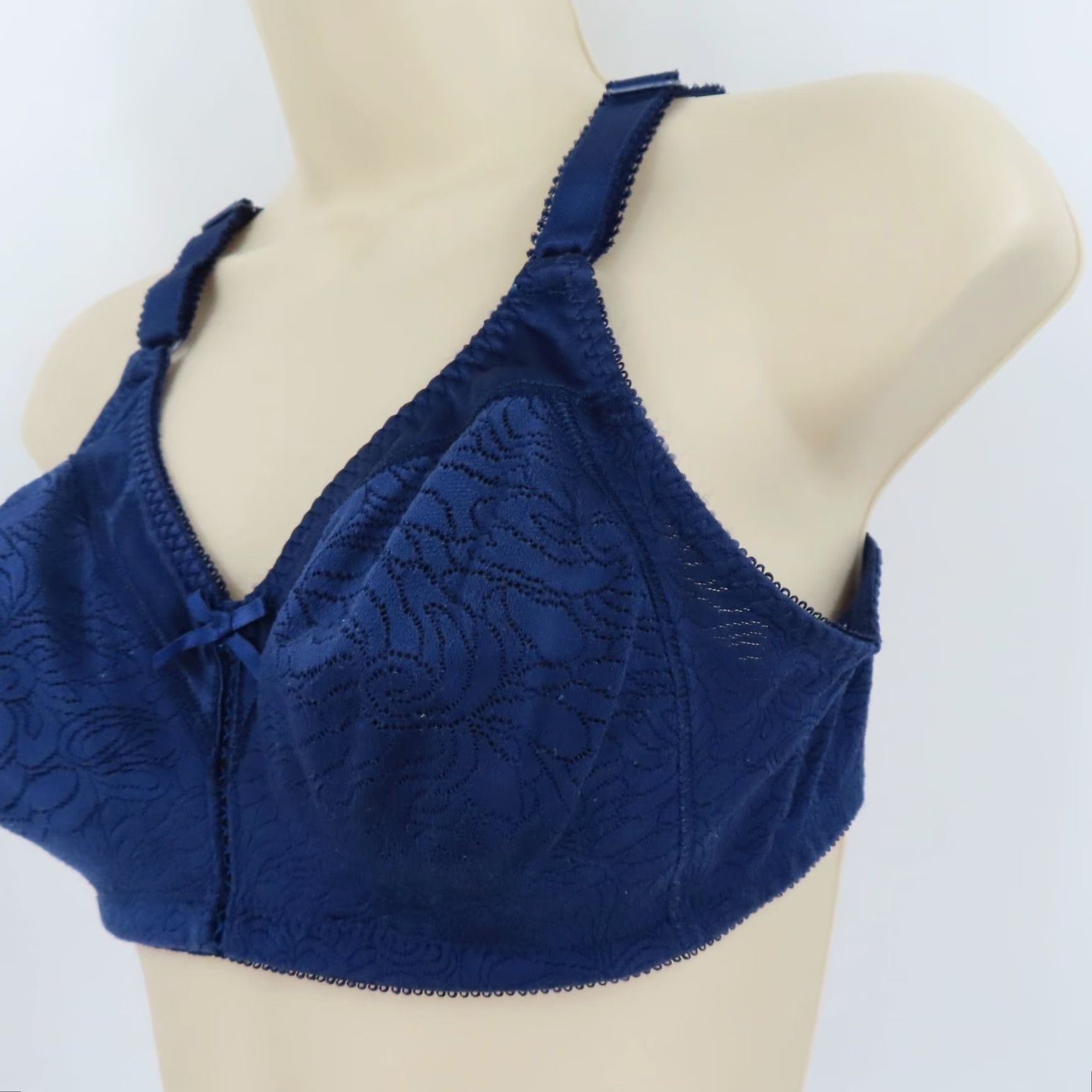 Vintage **Bali 36B Double Support Wireless Lace Bra In Navy Blue Floral Pattern** User: Bali 36B Double Support Wireless Lace Bra In Navy Blue Floral Pattern Size ONE SIZE - 5 Thumbnail