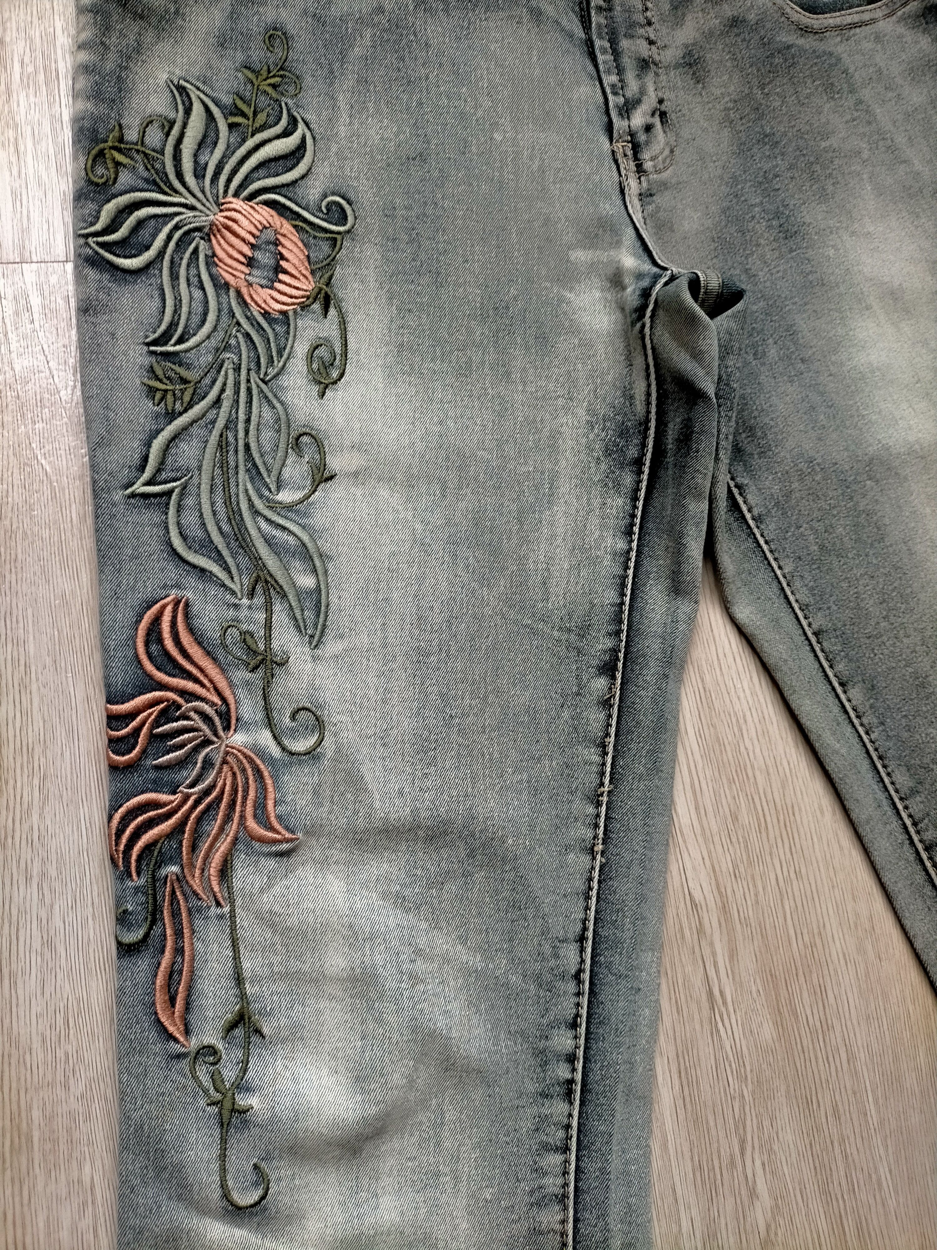 Japanese Brand Flare Jeans Embroidered floral Low rise Stretch Denim Size US 30 / EU 46 - 4 Thumbnail