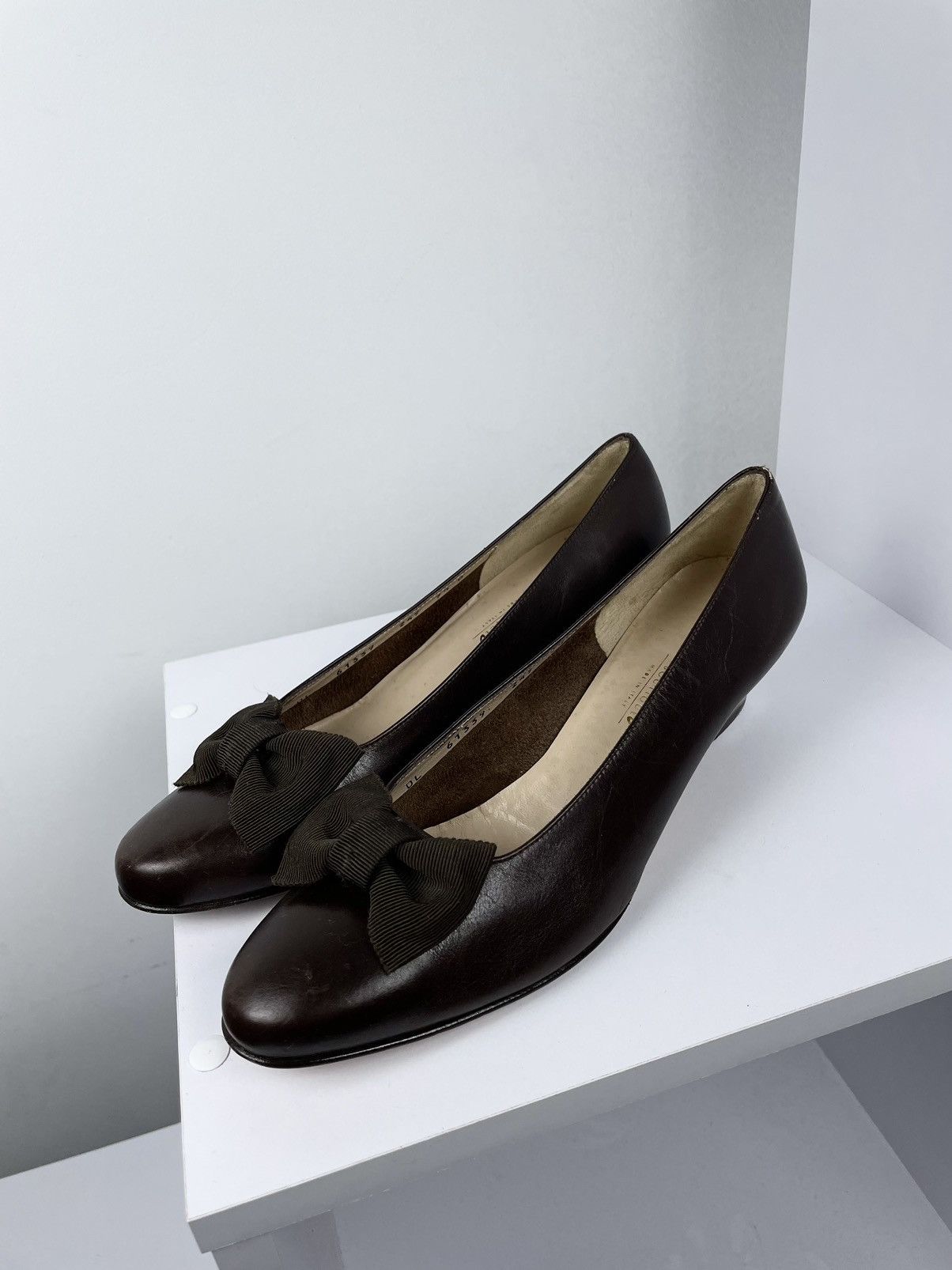 Salvatore Ferragamo Salvatore Ferragamo Brown Leather Vara Bow Block Heel Pumps Size US 9.5 / IT 39.5 - 1 Thumbnail