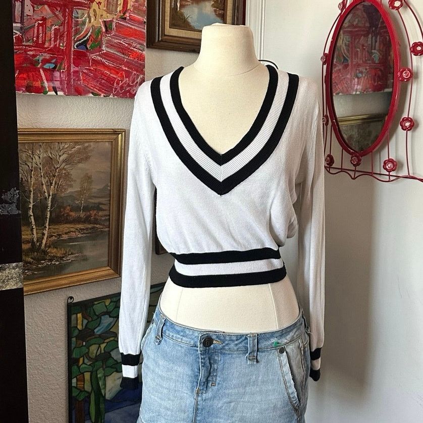 Forever 21 forever 21 white black long sleeve v neck sweater Size M / US 6-8 / IT 42-44 - 1 Thumbnail