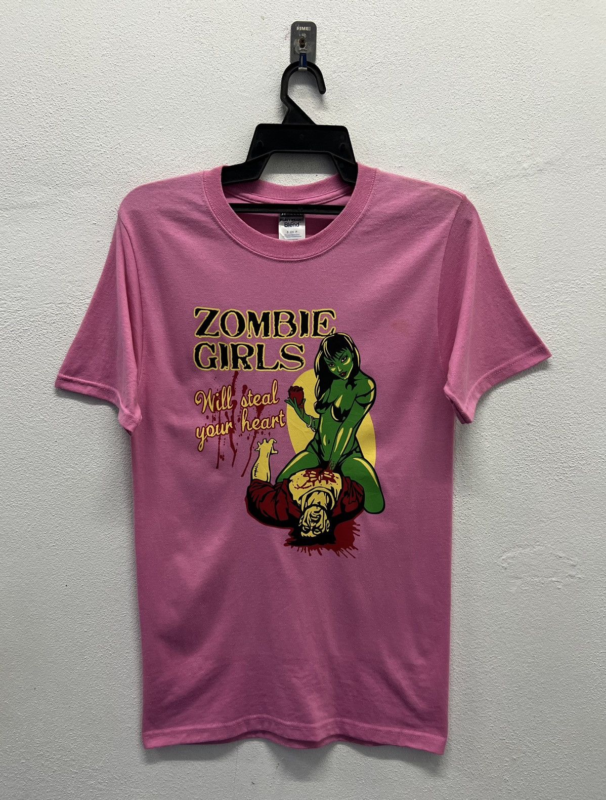 Jerzees × Vintage VINTAGE JERZEES ZOMBIE GIRLS WILL STEAL YOUR HEART SHIRT Size US S / EU 44-46 / 1 - 1 Thumbnail