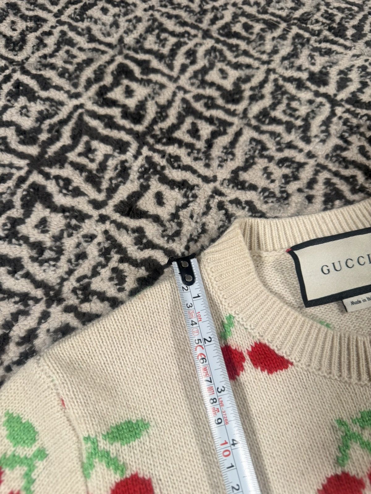 Gucci Gucci Wool Cherry Sweater Pullover Size Small Cream/Red Size S / US 4 / IT 40 - 7 Thumbnail