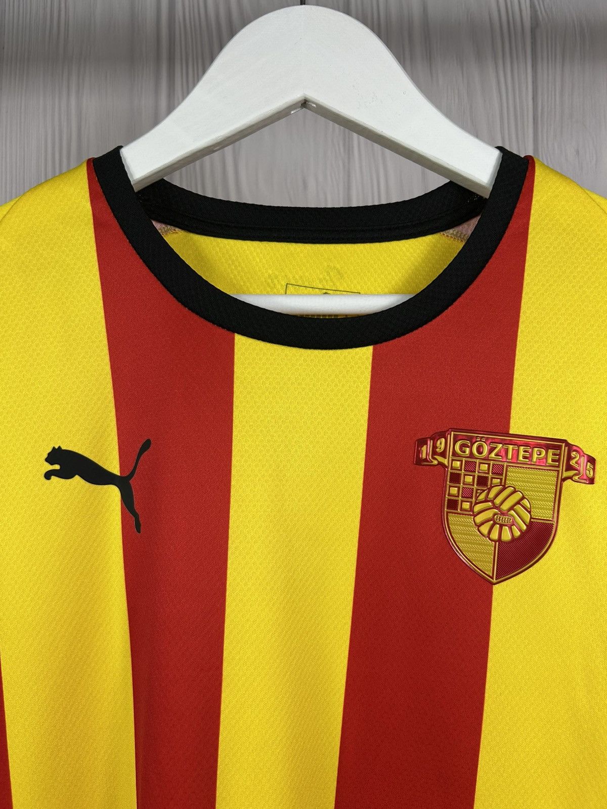 Puma Puma Goztepe Home 2019/20 Football Shirt Soccer Jersey Sz L Size US L / EU 52-54 / 3 - 4 Thumbnail