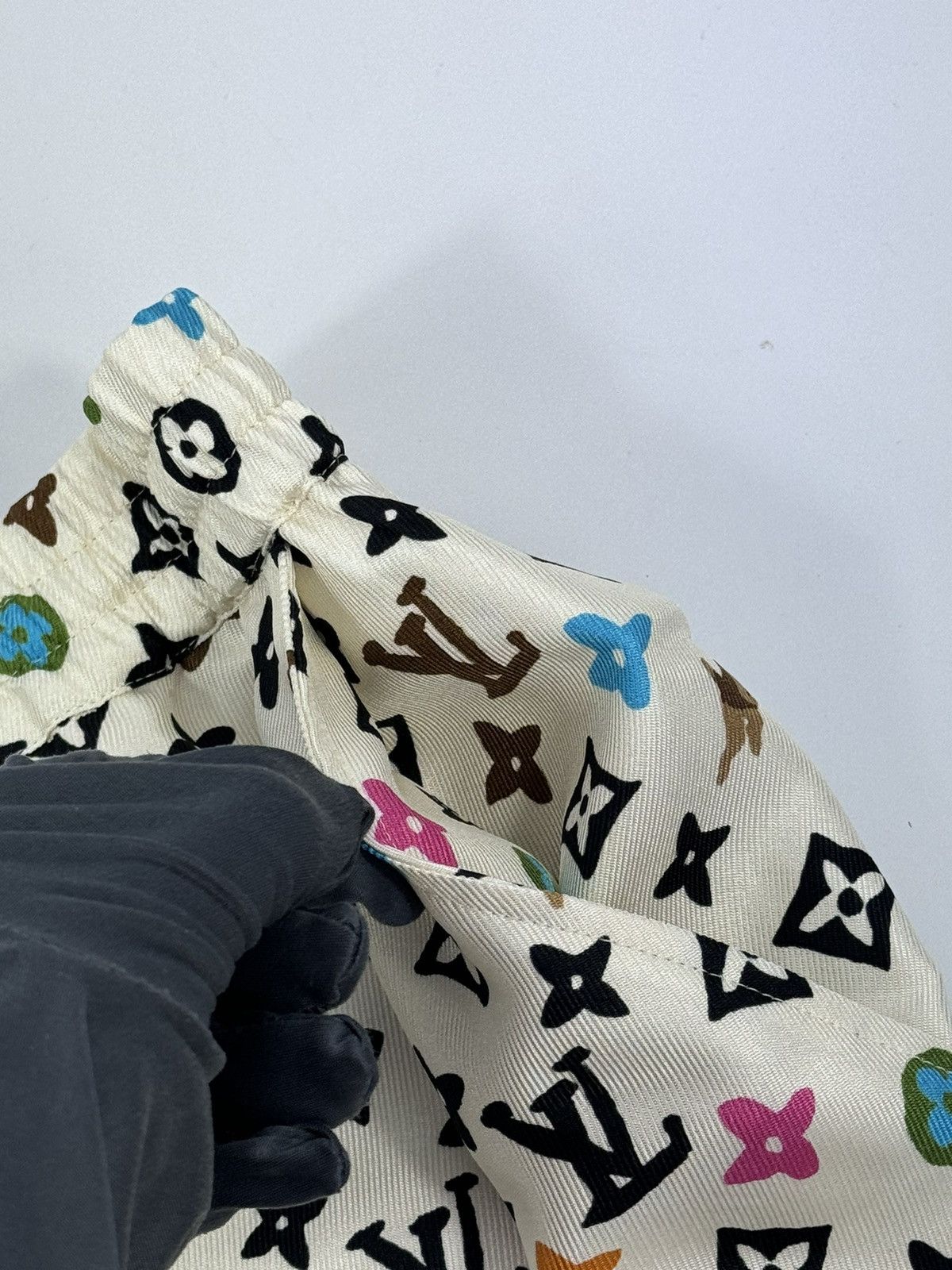 Louis Vuitton MONOGRAM PRINTED SILK SHORTS 1AFPZD Size US 32 / EU 48 - 5 Thumbnail
