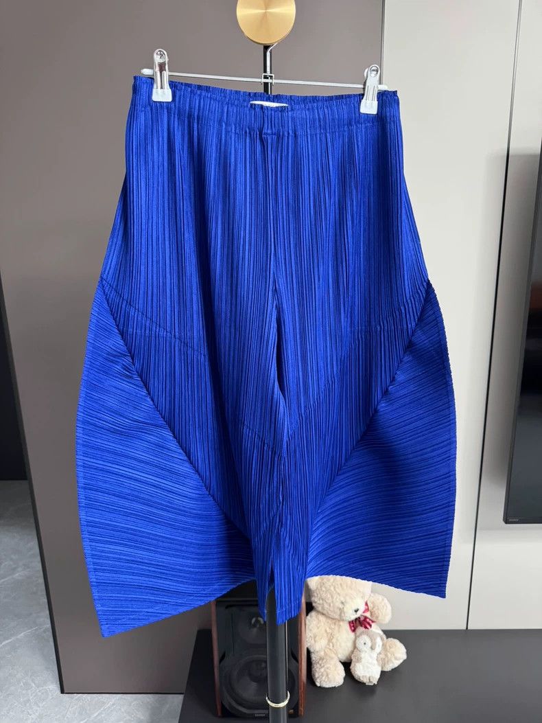 Issey Miyake Issey Miyake size:5 Blue wide-leg irregular-shaped shorts Size 23" - 1 Thumbnail