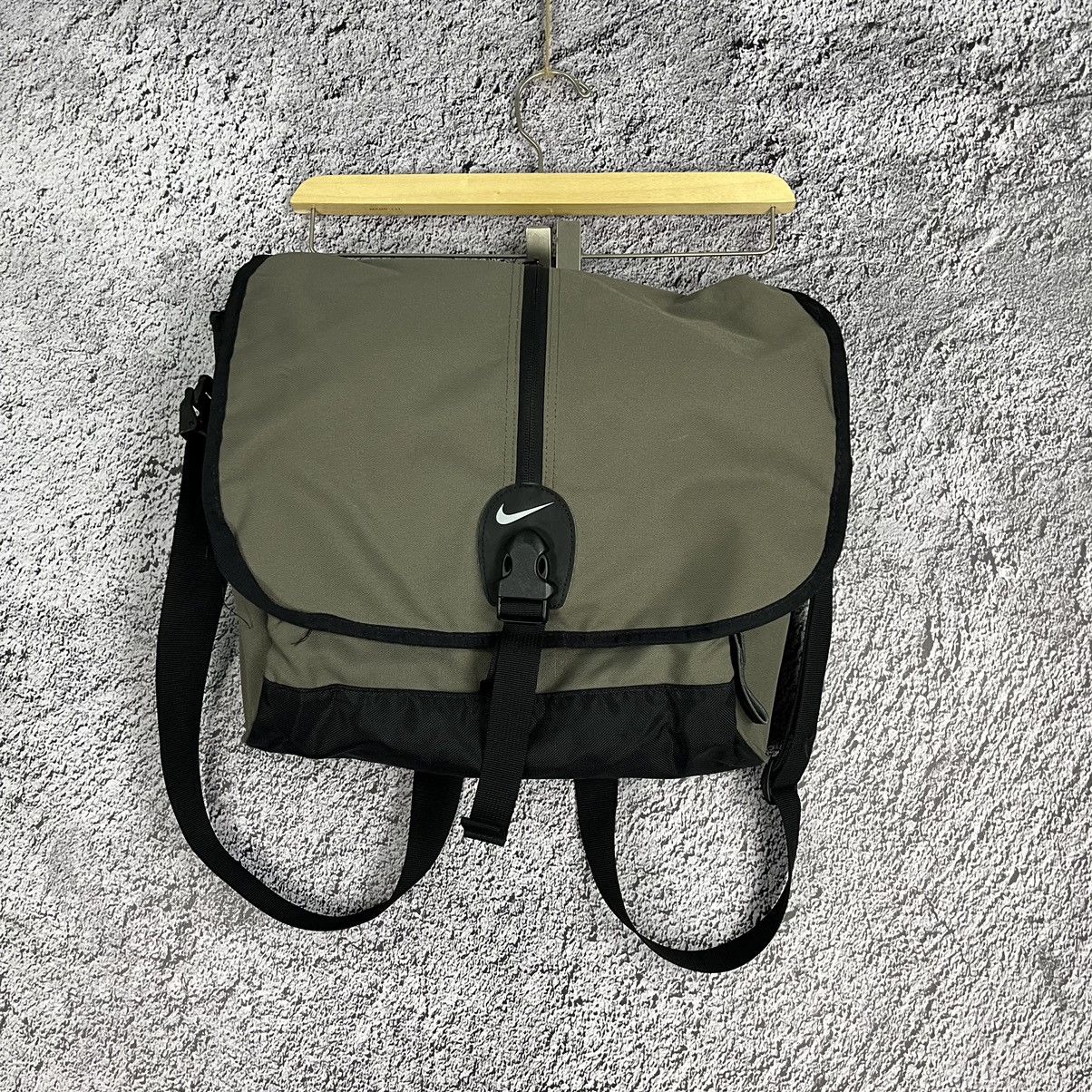 Nike × Vintage Nike Vintage 00’s Centre Swoosh Crossbody Messenger Bag Size ONE SIZE - 1 Thumbnail