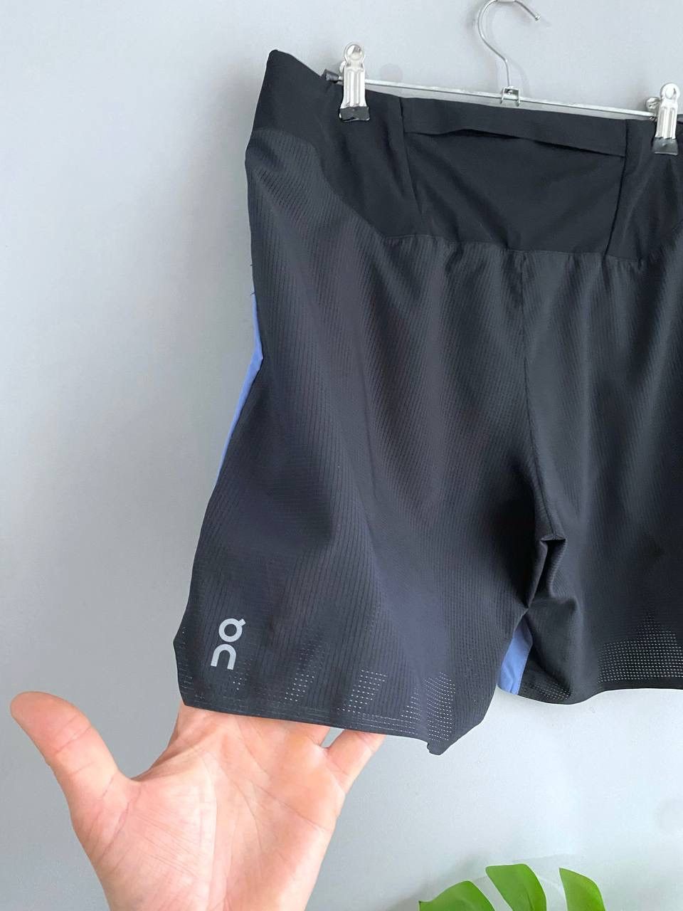 On On Cloud Running Swiss Lightweight Men's Shorts, Size M/W32 Size US 32 / EU 48 - 9 Thumbnail