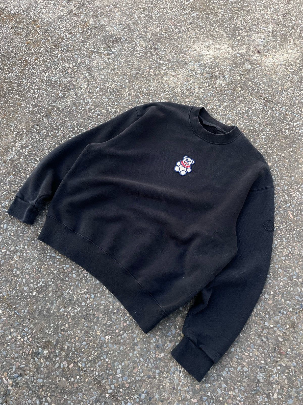 Moncler Moncler Genius Bear Patch Crewneck - Vintage Wash Black Size US M / EU 48-50 / 2 - 2 Thumbnail