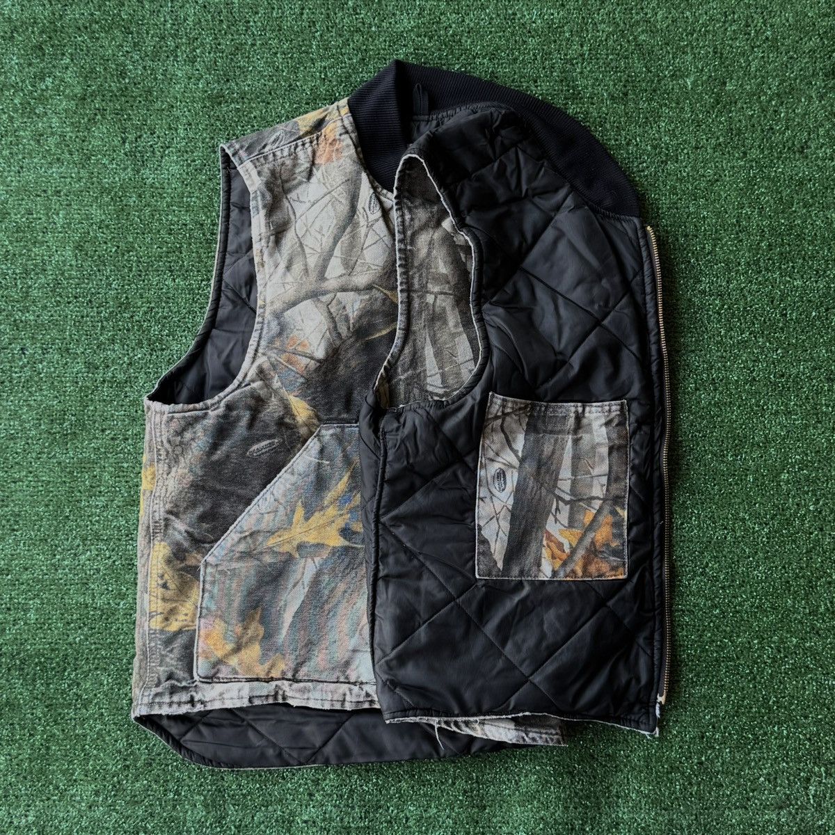 Carhartt × Designer × Vintage Vintage Realtree Camo Carhartt Arctic Vest Size US L / EU 52-54 / 3 - 6 Thumbnail