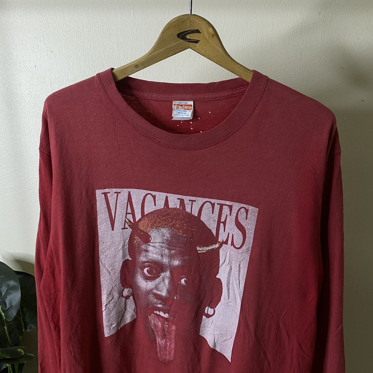 Vintage Vintage 2000s Vacances Dennis Rodman Devil LS Faded Red Tee Size US L / EU 52-54 / 3 - 2 Thumbnail
