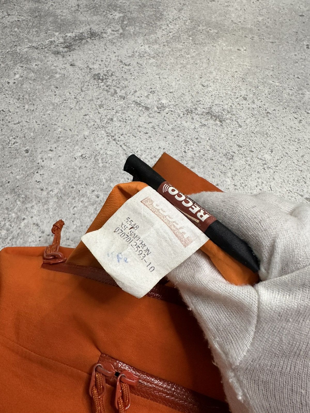 Arc'teryx Arc'teryx SideWinder Gore-Tex Pro Shell Orange Recco Jacket Size XS / US 0-2 / IT 36-38 - 16 Thumbnail