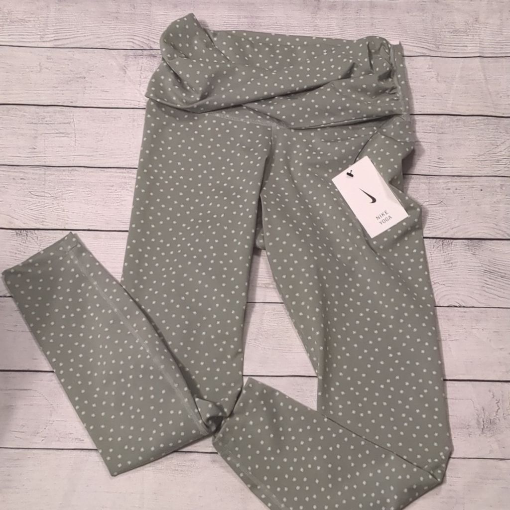 Nike Nike yoga high rise 7/8 tight size medium Size 23" - 1 Thumbnail