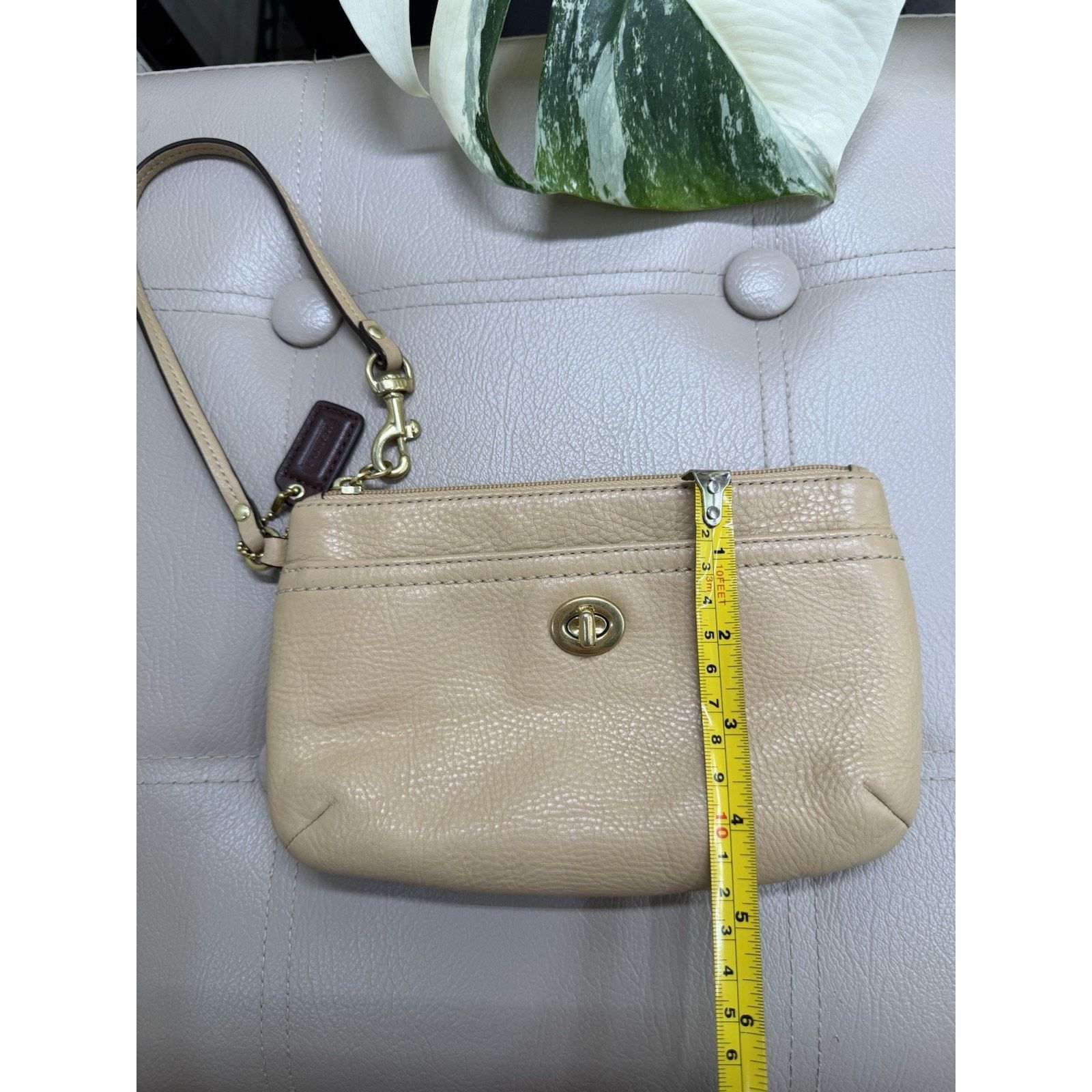 Coach Coach Biege Pebbled Leather Turn Lock Pocket Wristlet VGUC Size ONE SIZE - 7 Thumbnail