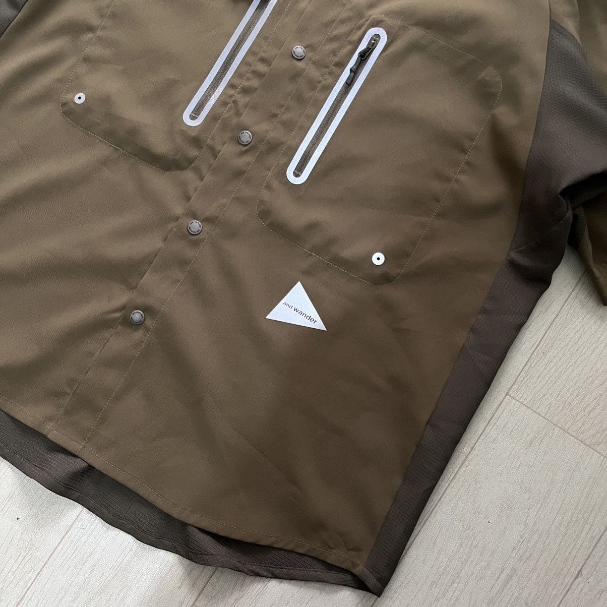 And wander logo printed panelled shirt olive green