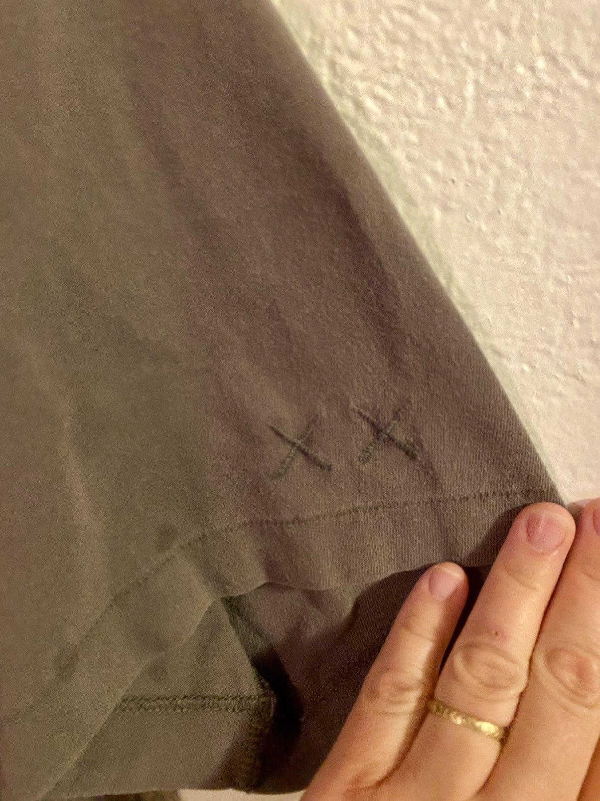Kaws × Uniqlo Kaws x Uniqlo Tee Size US L / EU 52-54 / 3 - 3 Thumbnail