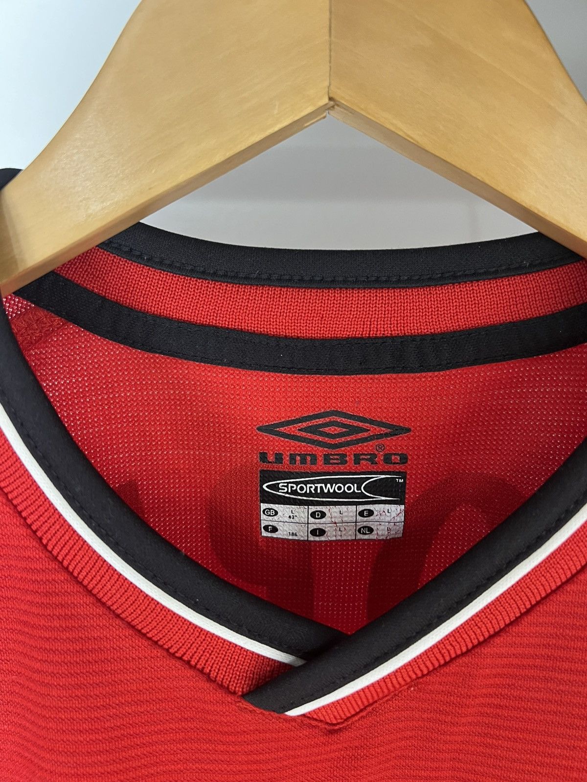 Umbro VINTAGE UMBRO FC MANCHESTER UNITED ENGLAND SOCCER JERSEY 90s Size US L / EU 52-54 / 3 - 10 Thumbnail
